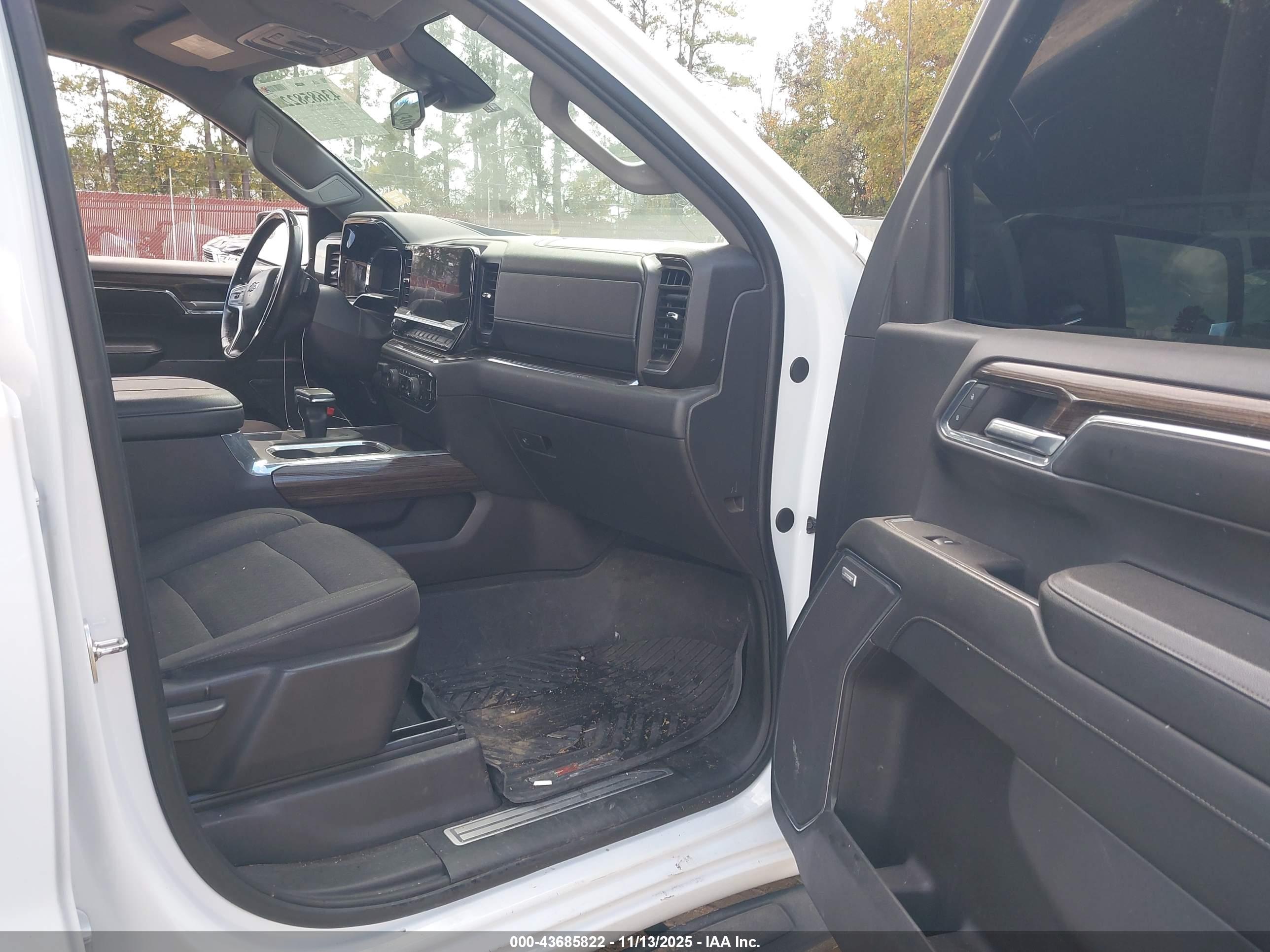 CHEVROLET SILVERADO image 5