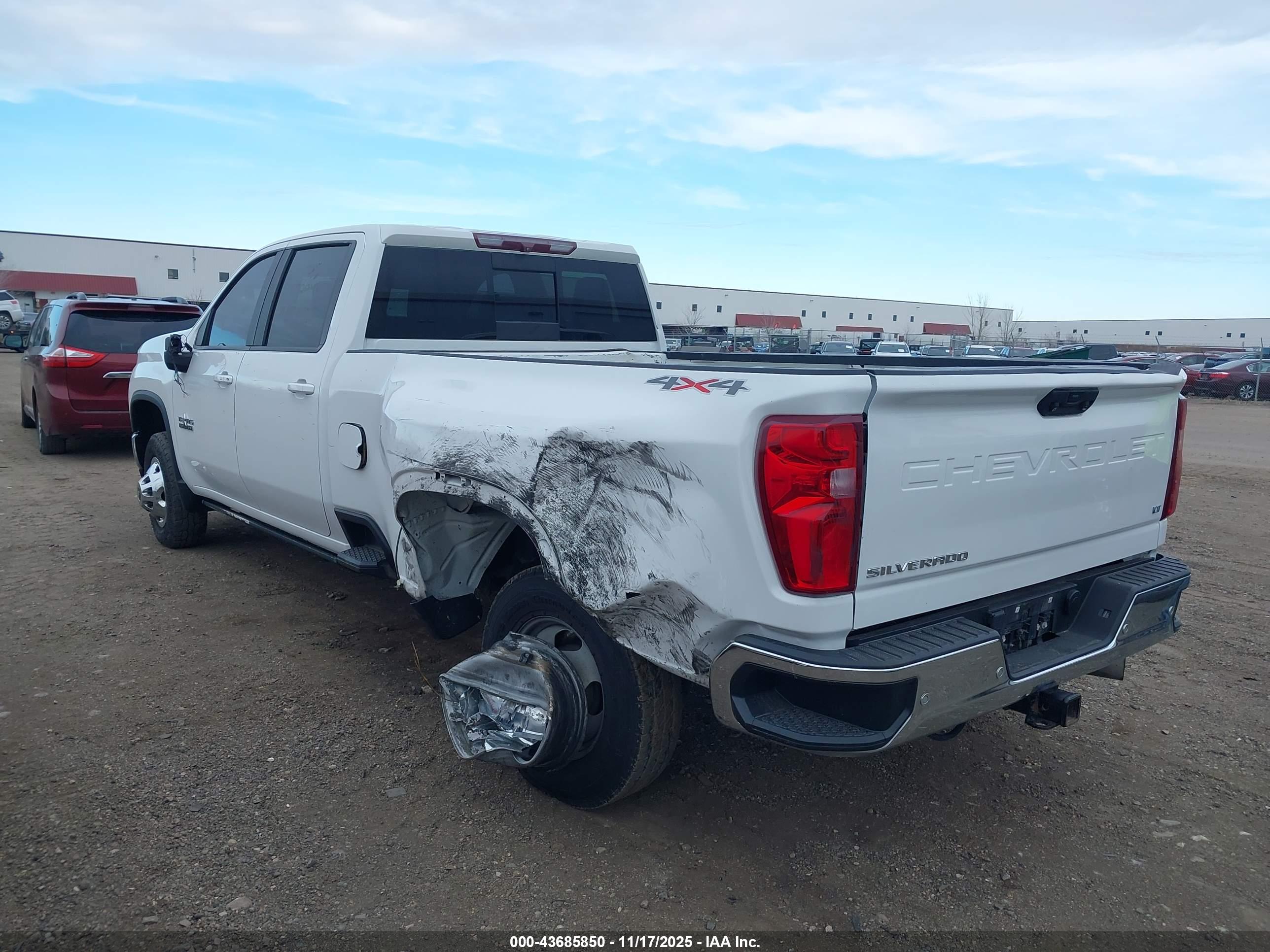CHEVROLET SILVERADO image 3