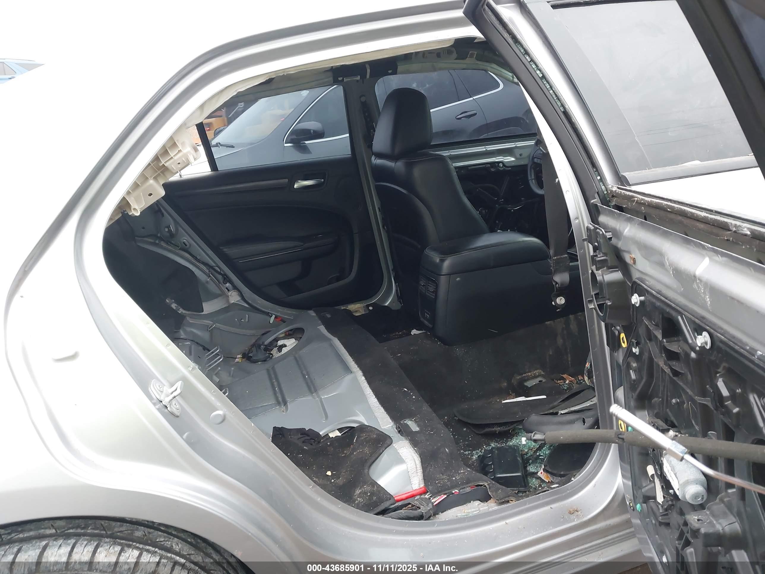 CHRYSLER 300 image 8