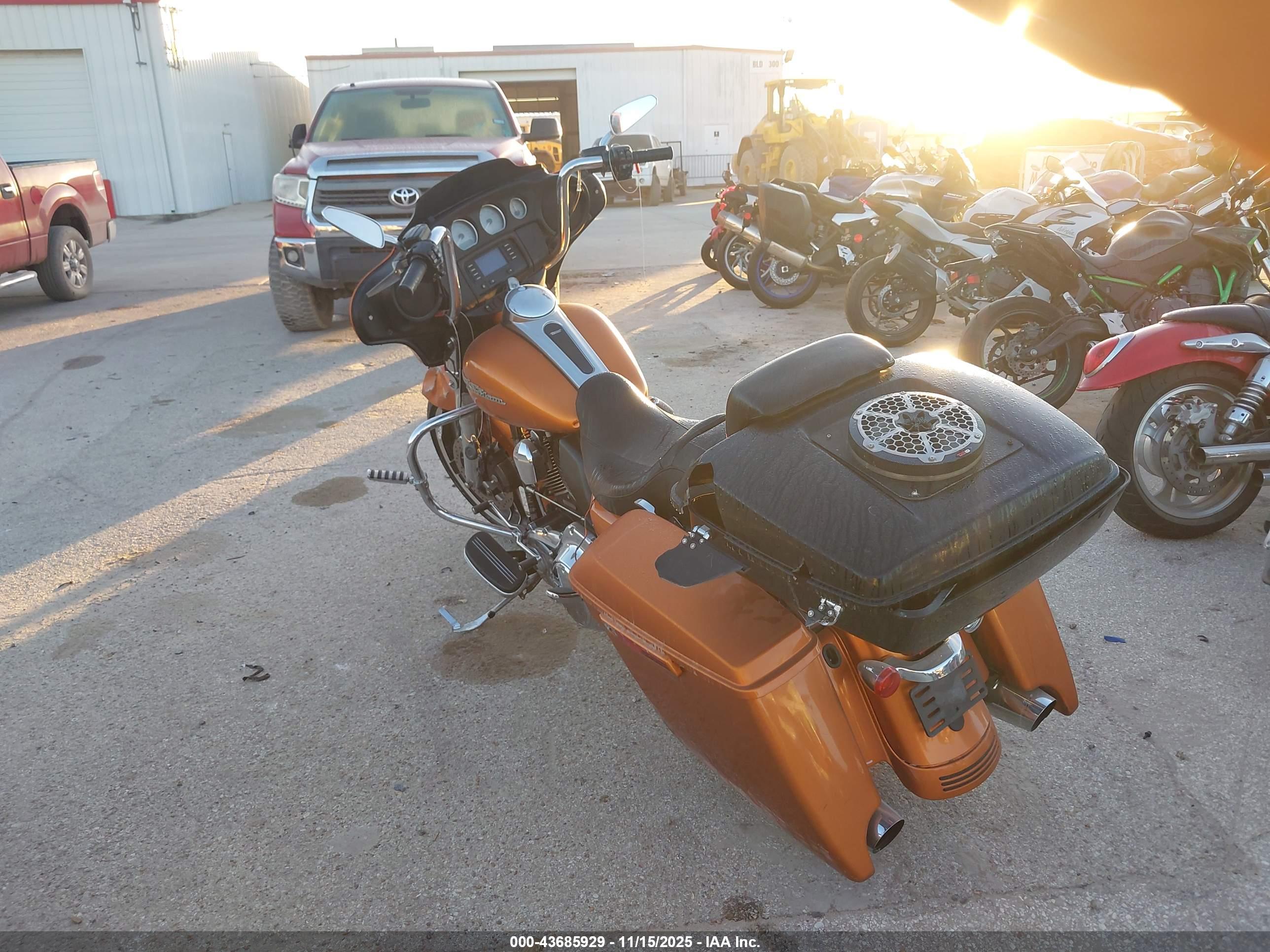 HARLEY-DAVIDSON FLHX image 3