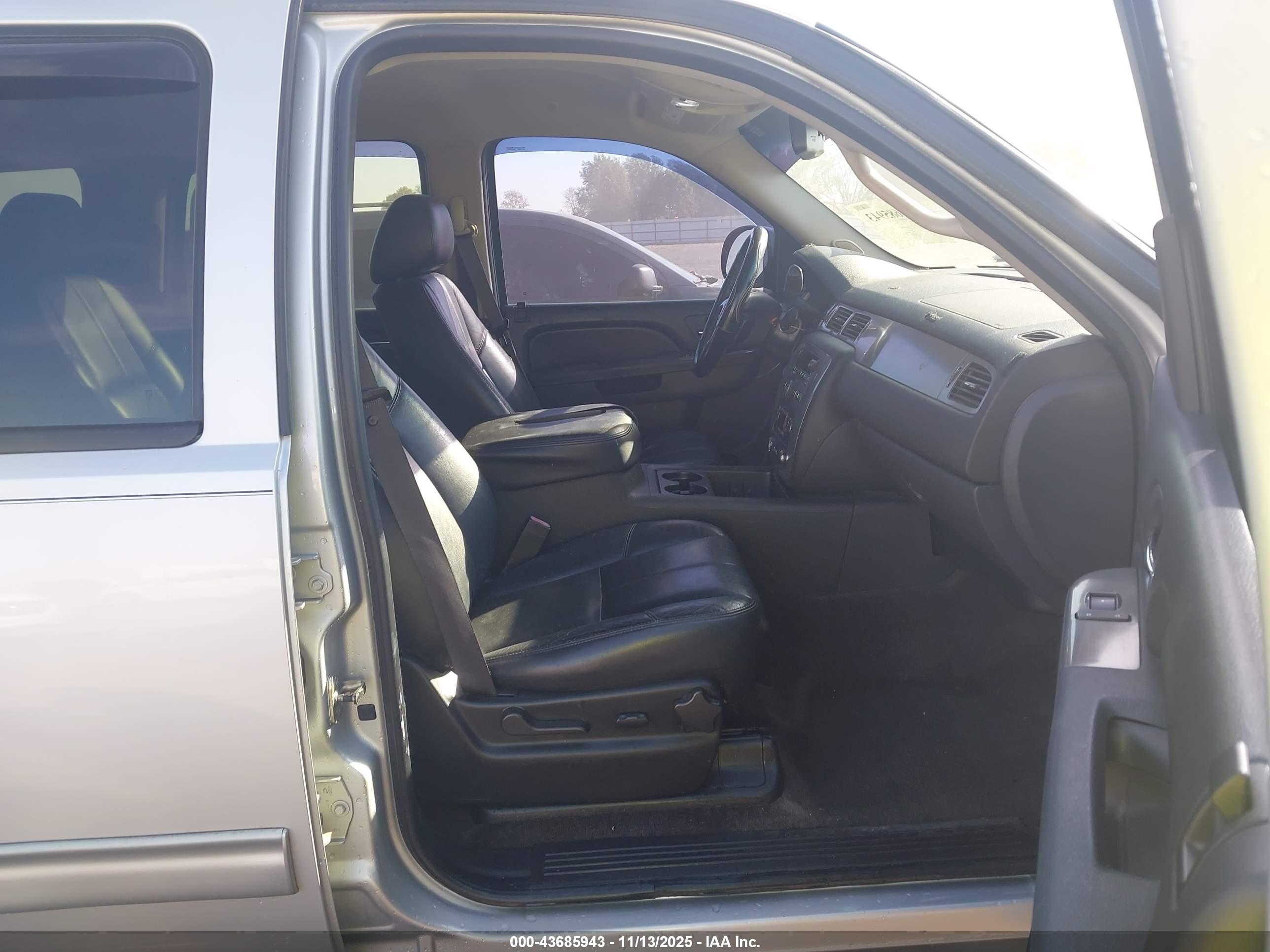 CHEVROLET TAHOE image 5