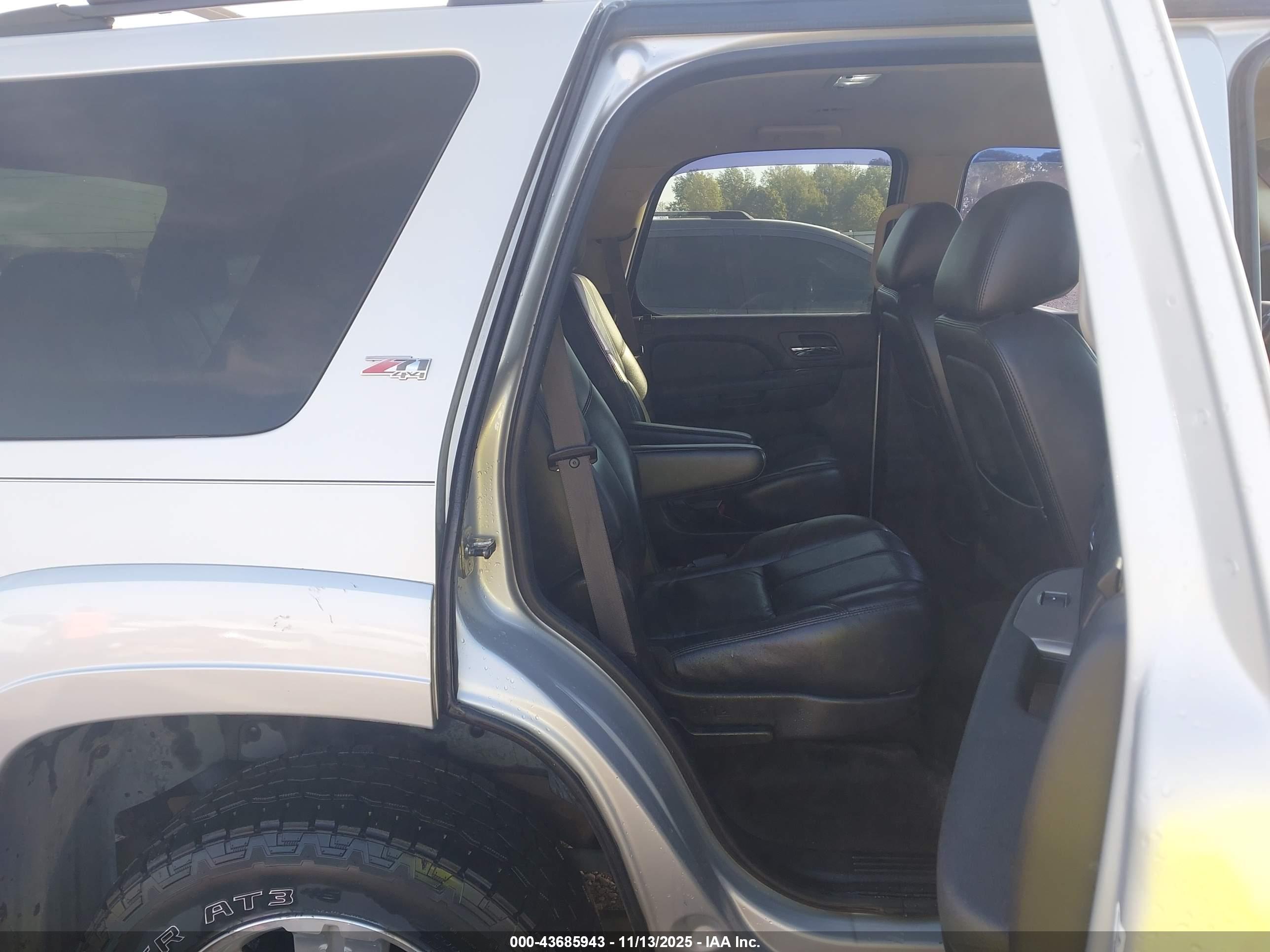 CHEVROLET TAHOE image 8