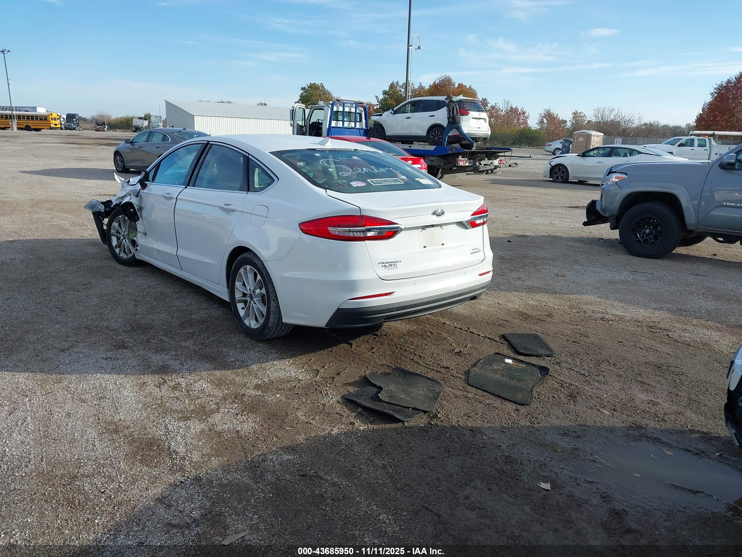 FORD FUSION image 3