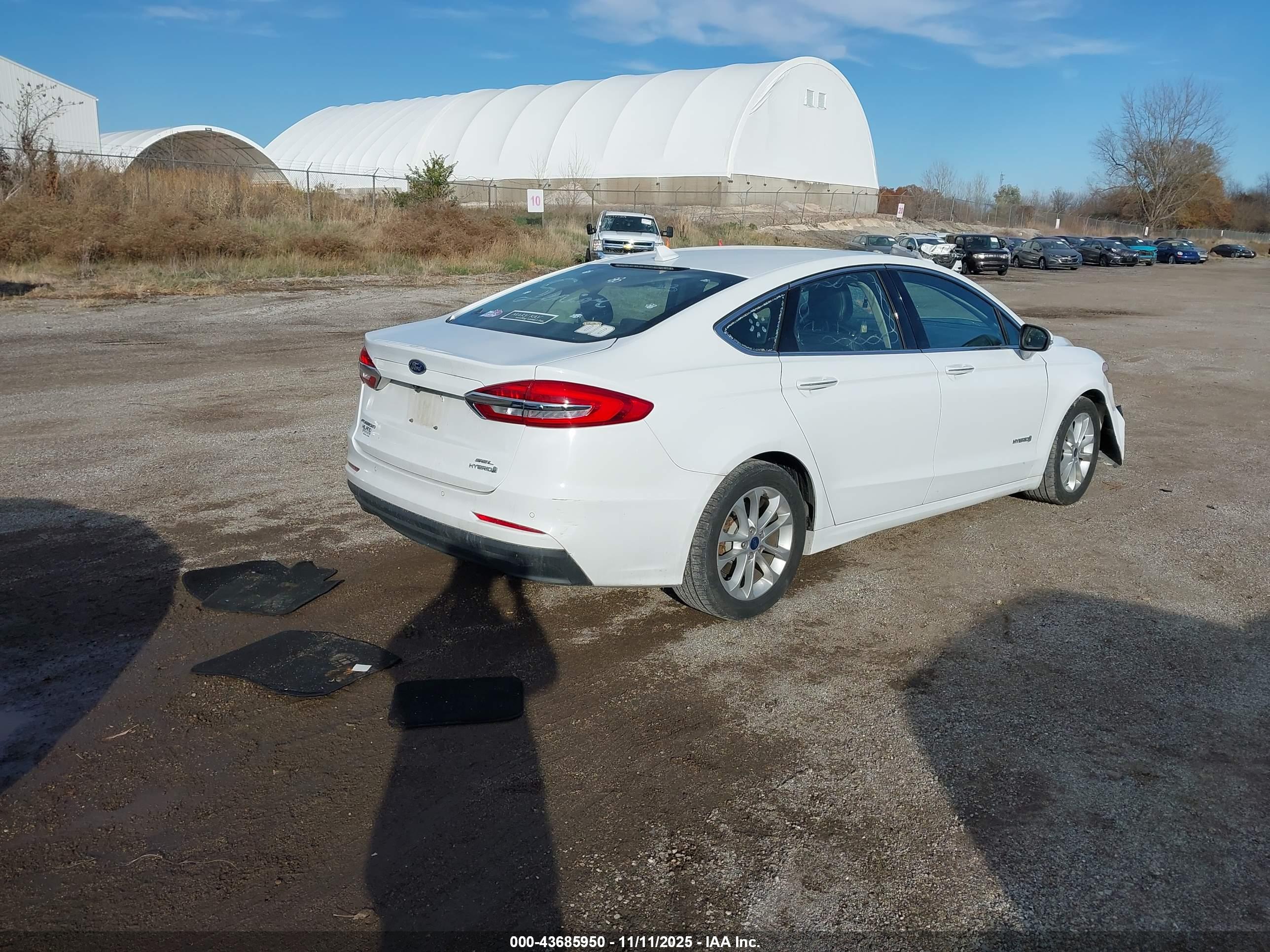 FORD FUSION image 4
