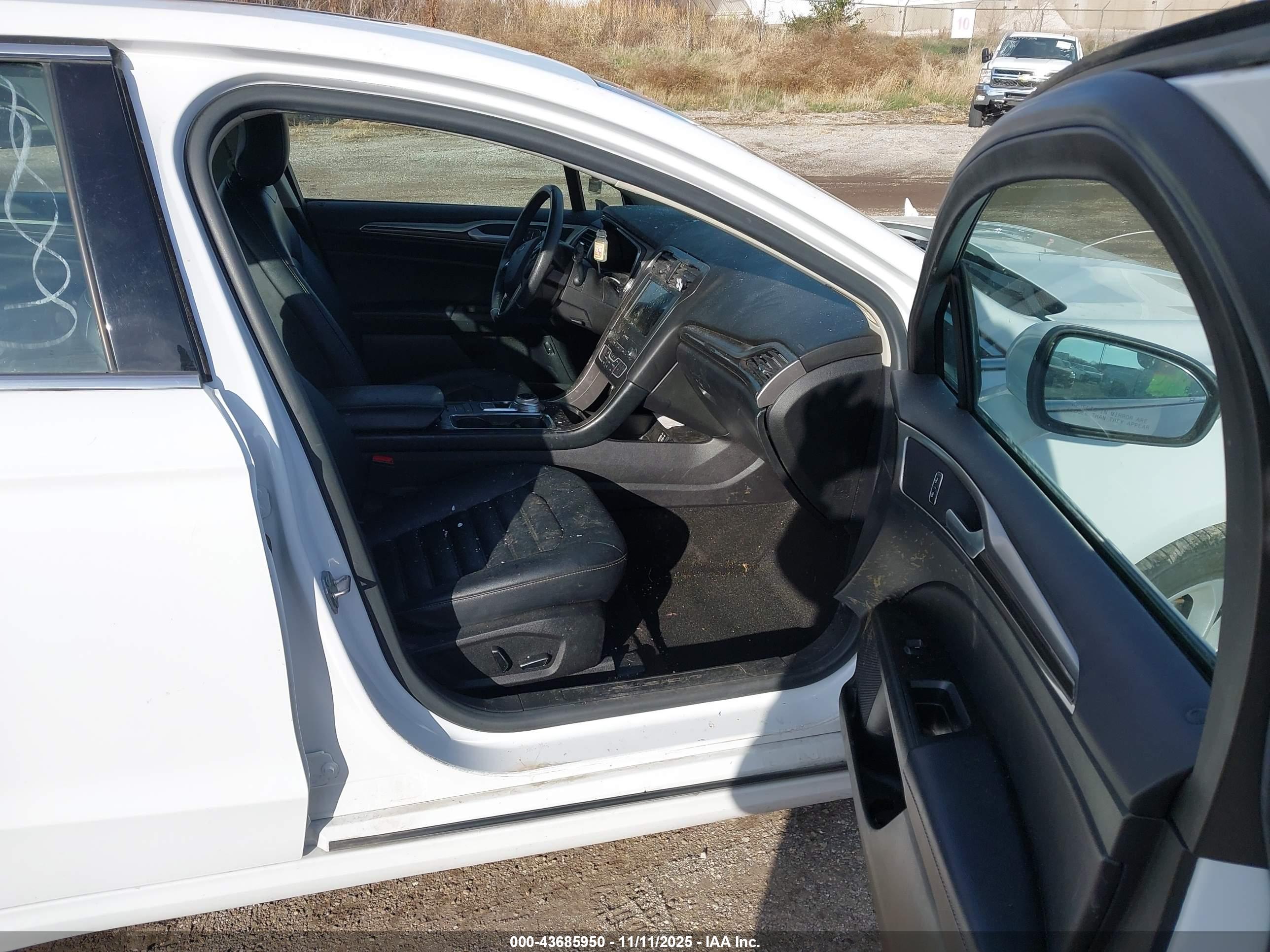 FORD FUSION image 5