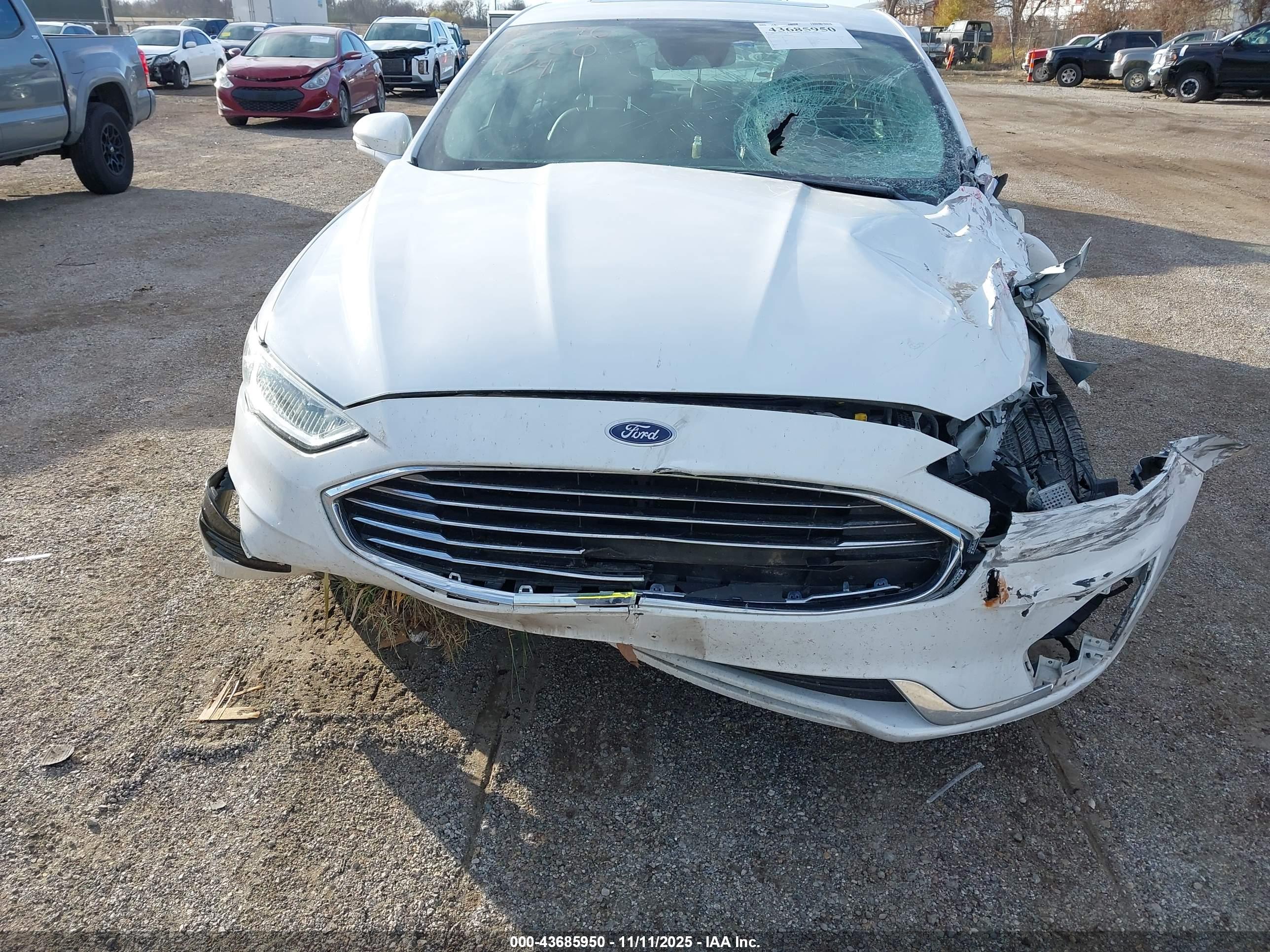 FORD FUSION image 6