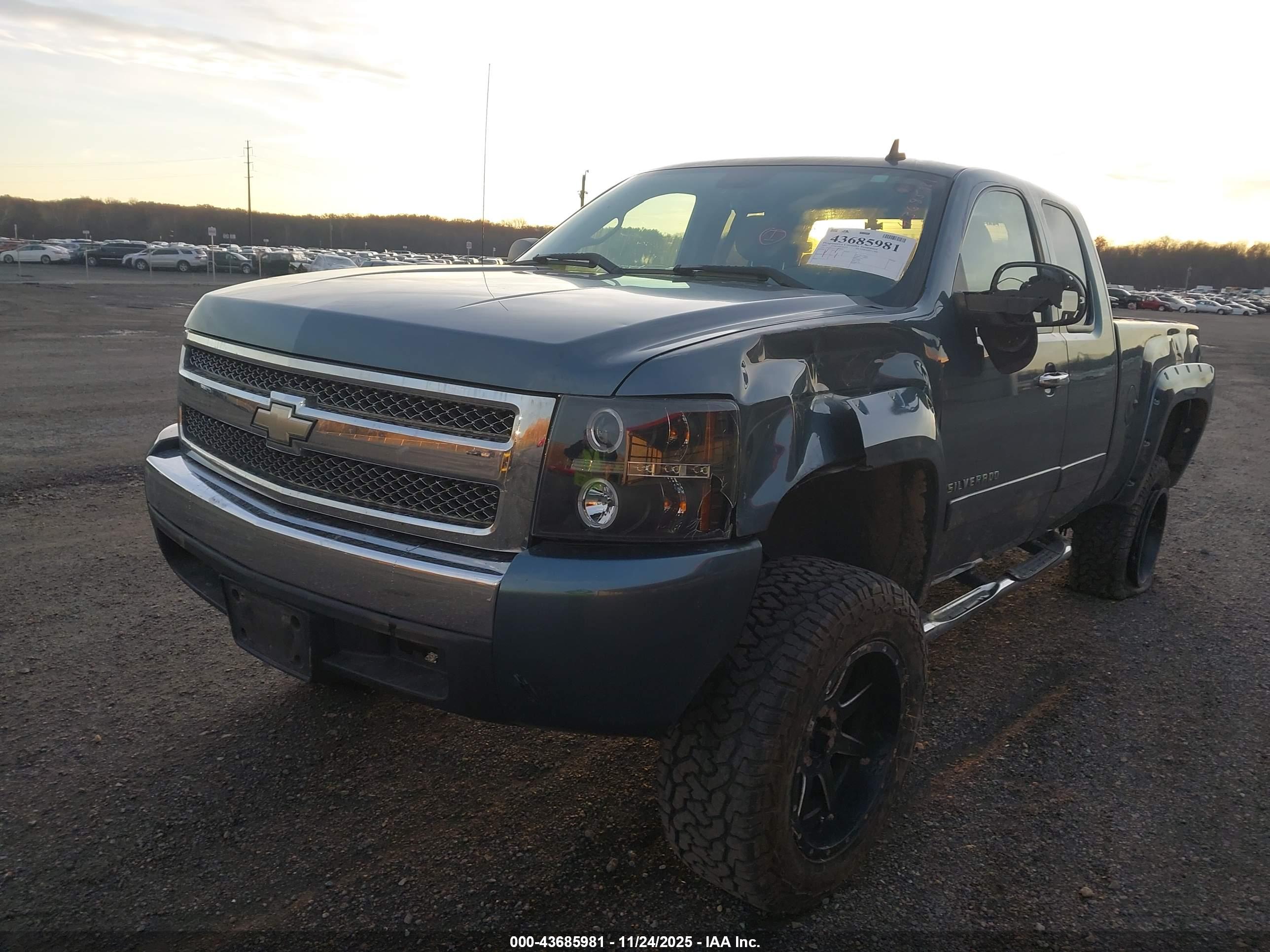 CHEVROLET SILVERADO image 2