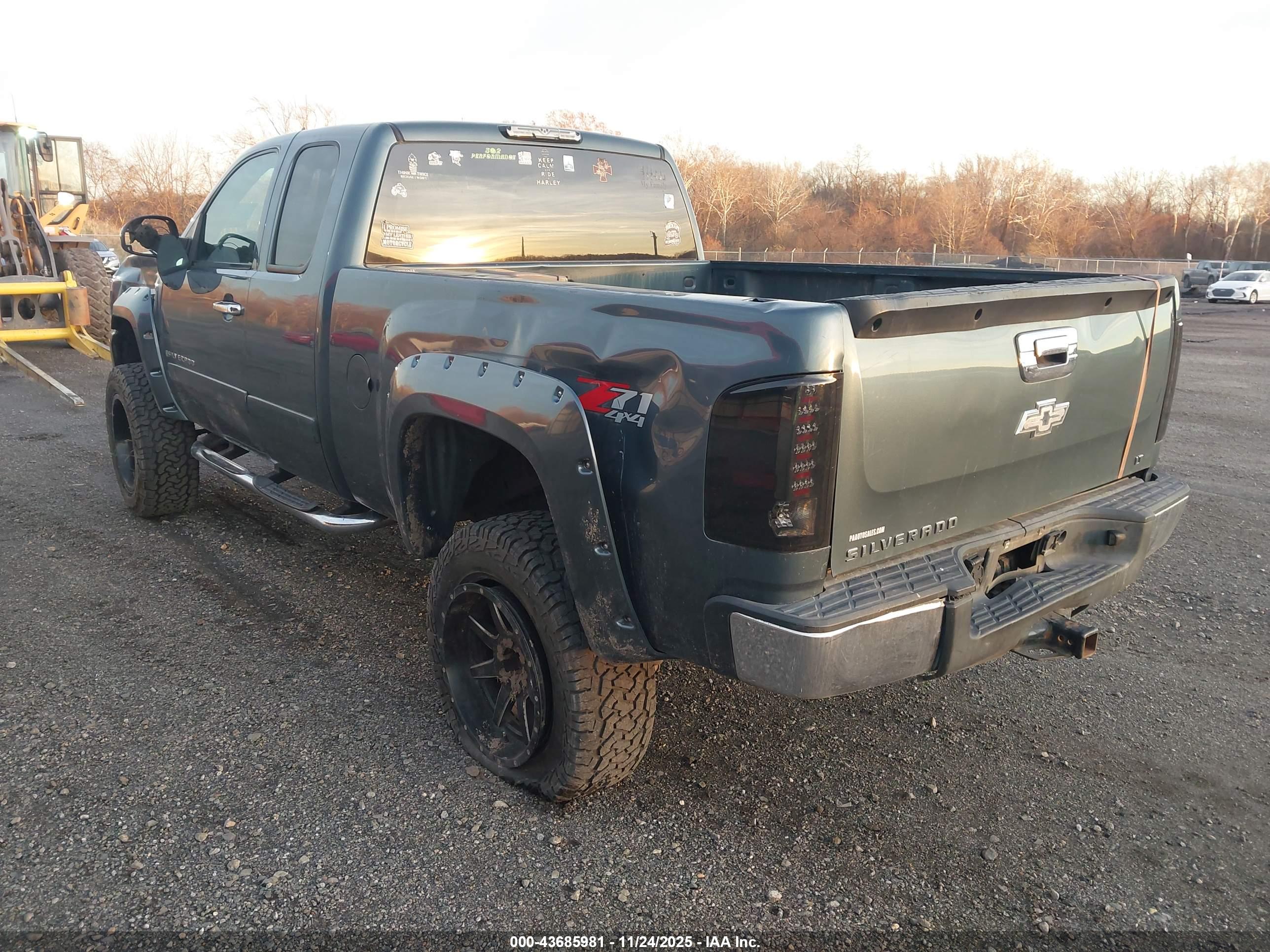 CHEVROLET SILVERADO image 3