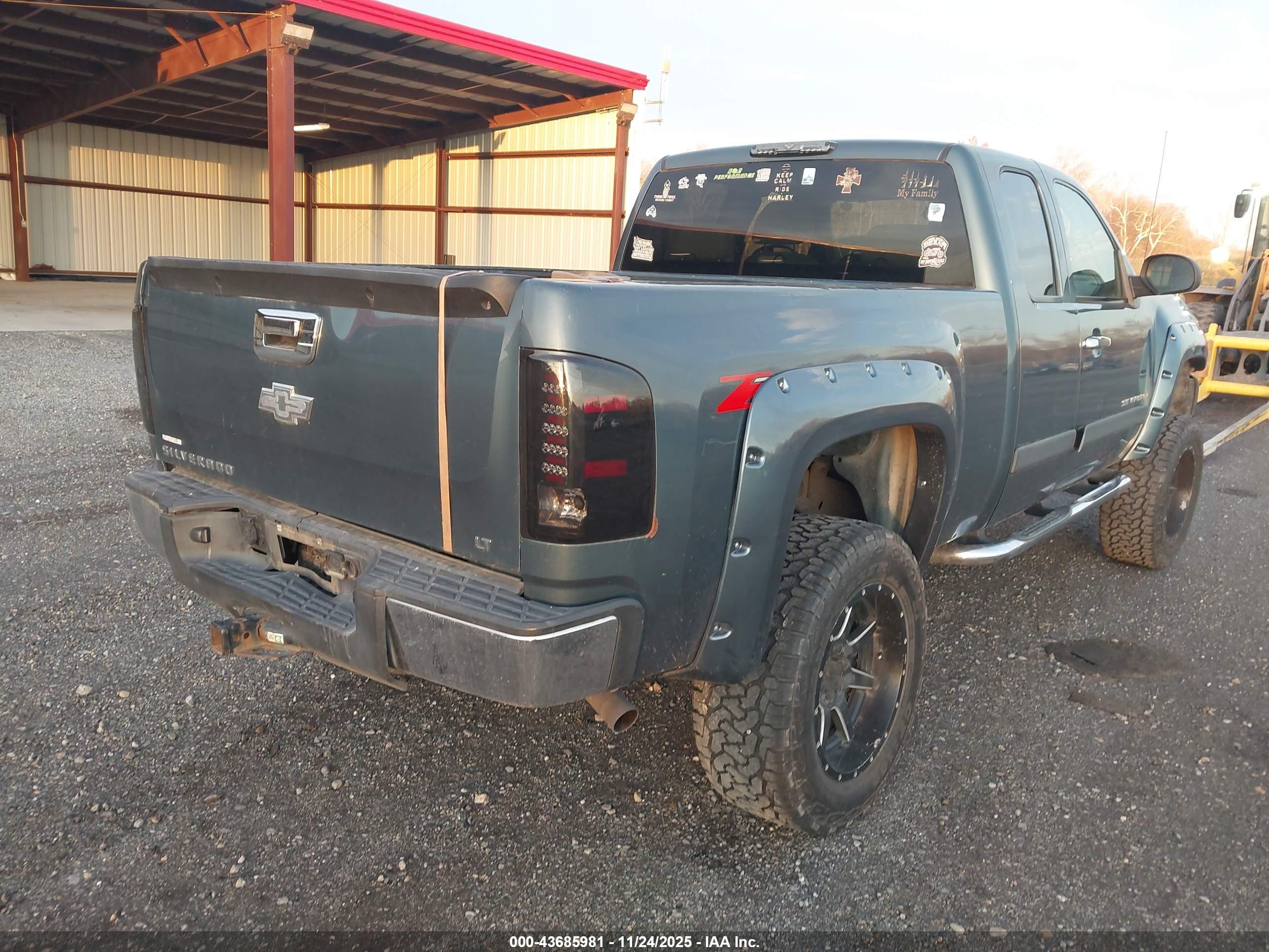 CHEVROLET SILVERADO image 4