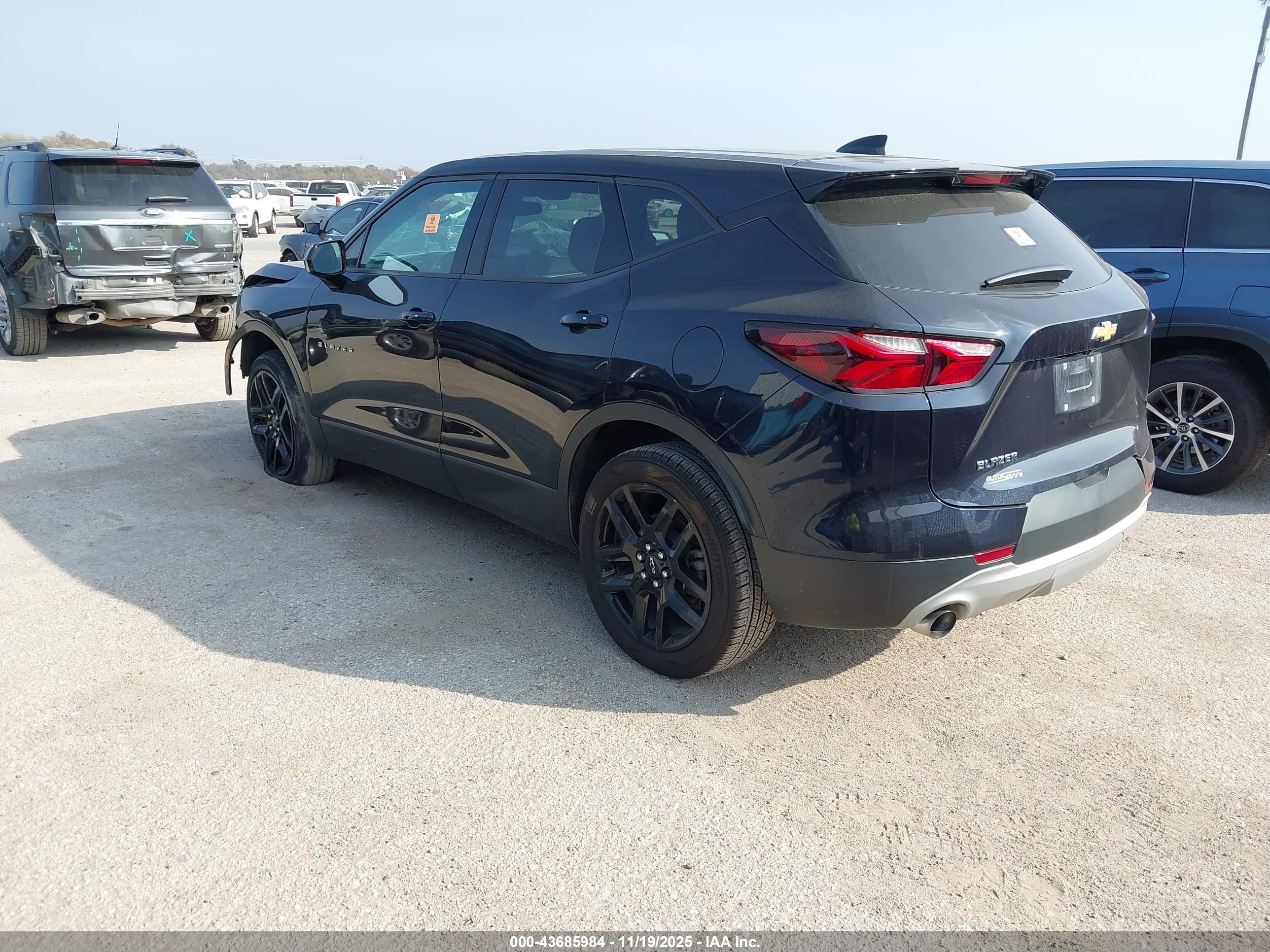 CHEVROLET BLAZER image 3