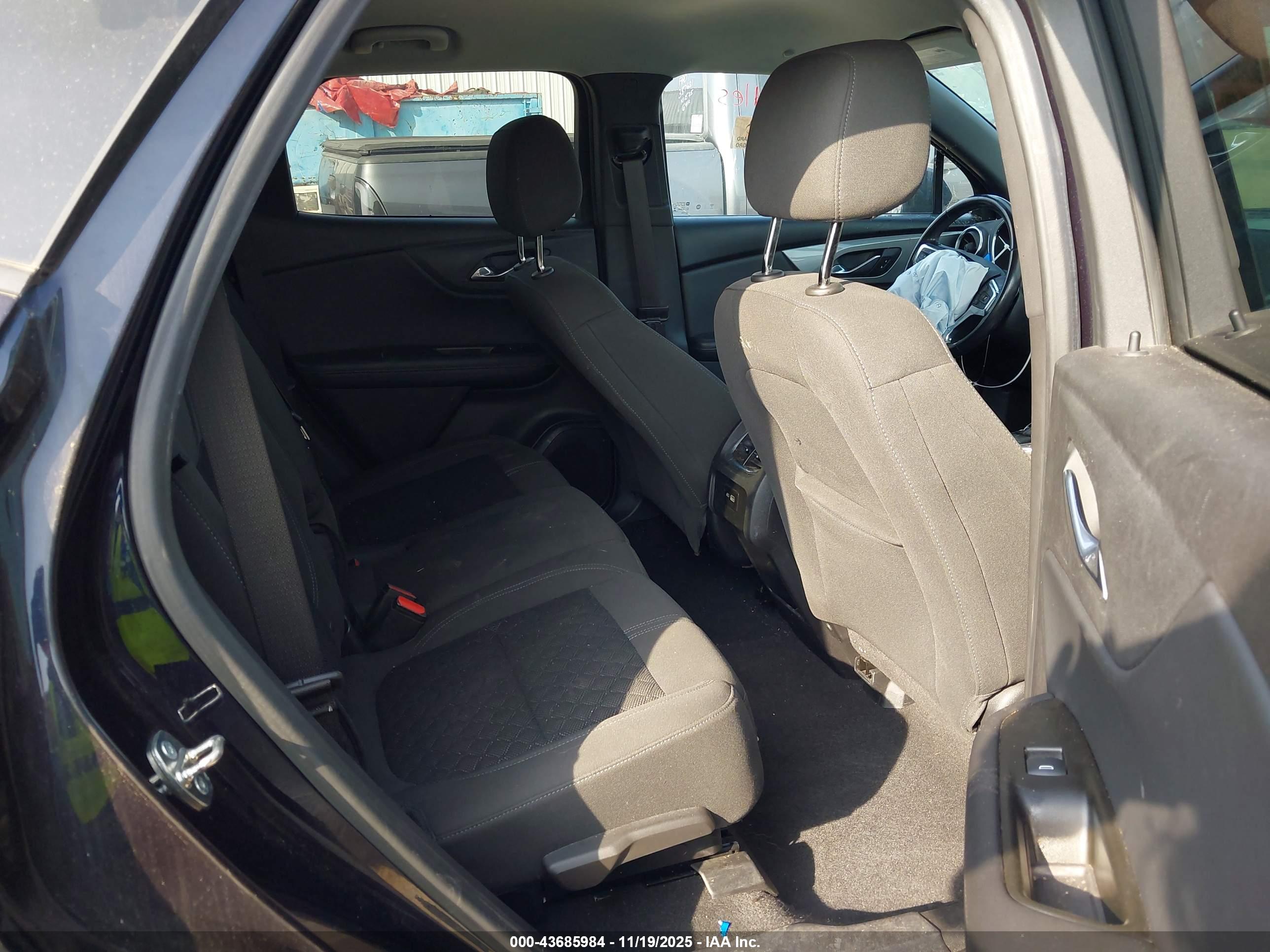 CHEVROLET BLAZER image 8