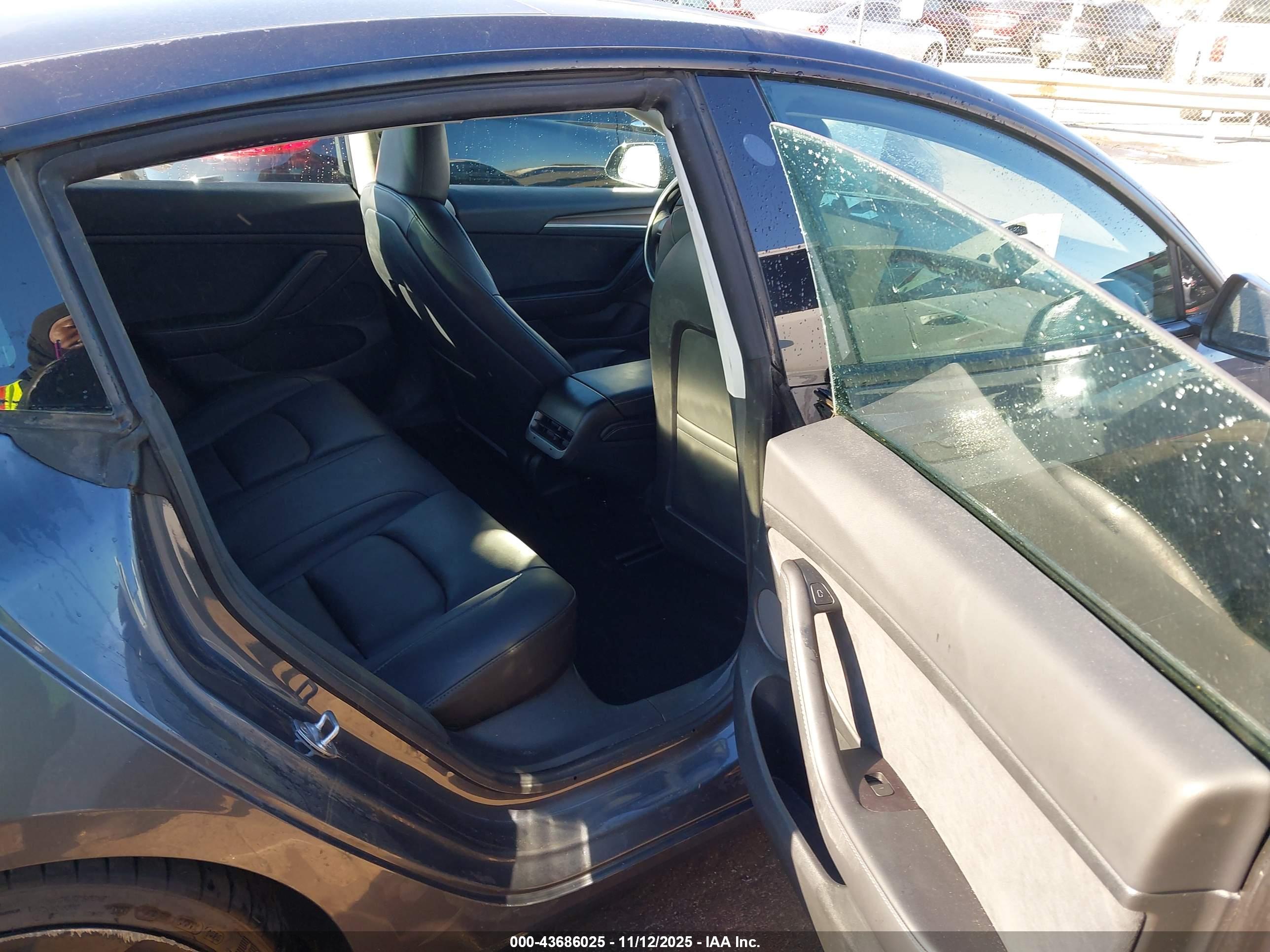 TESLA MODEL image 8