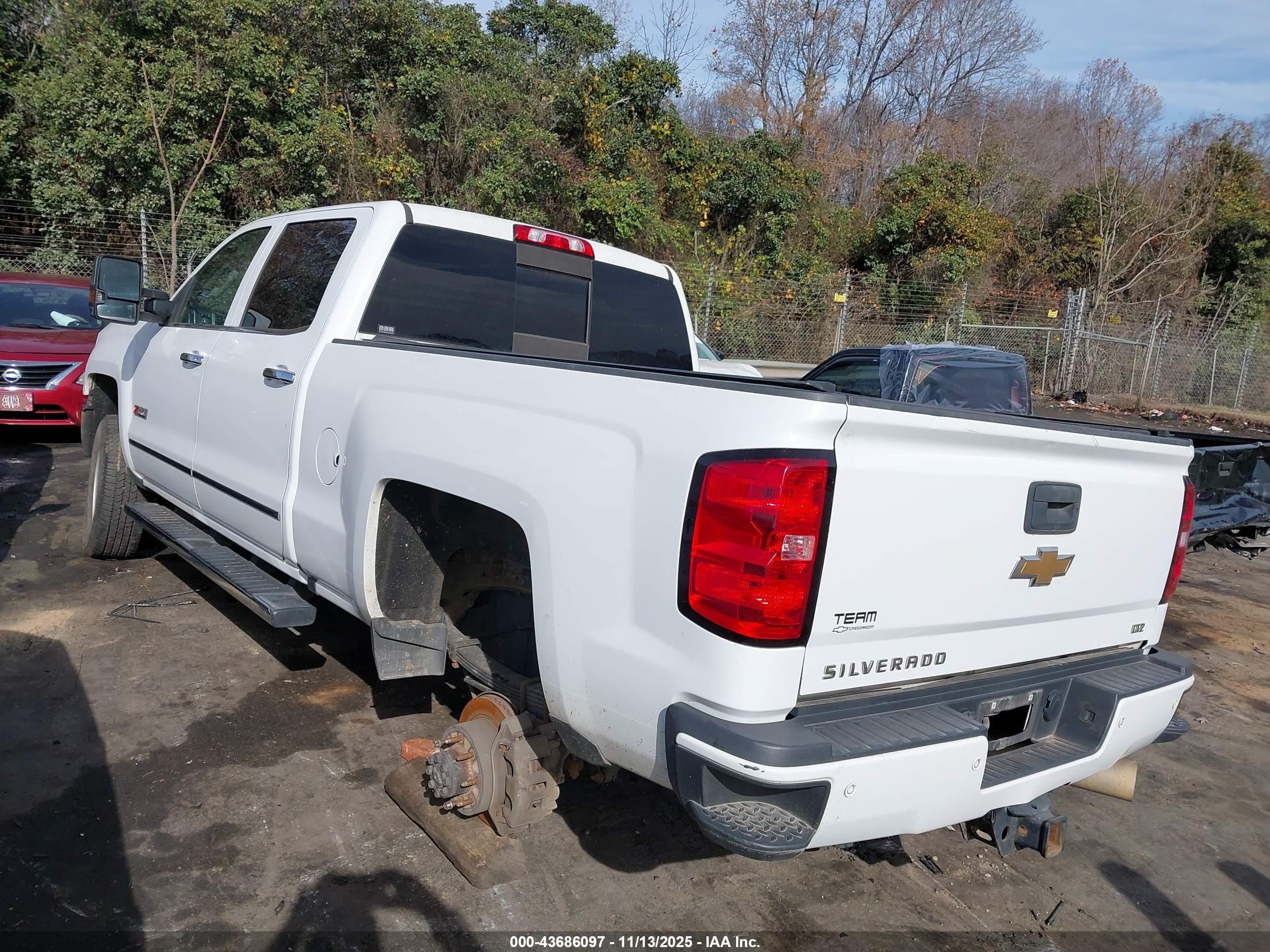 CHEVROLET SILVERADO image 3