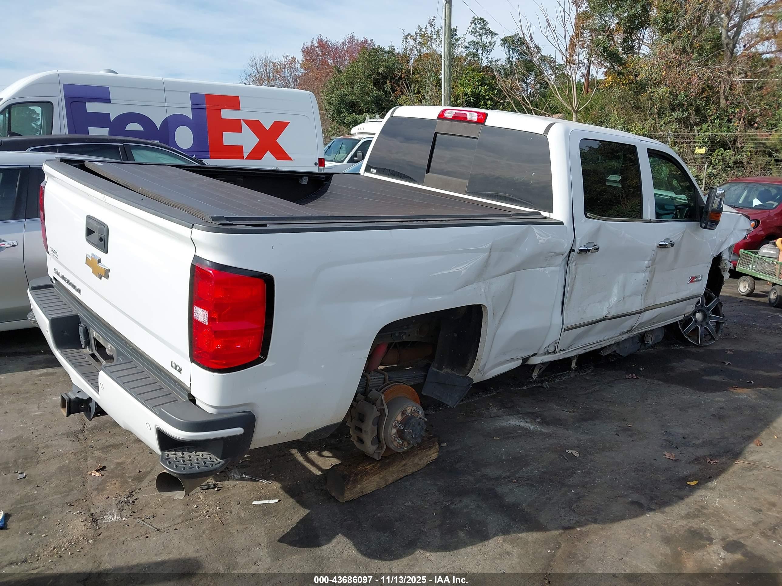 CHEVROLET SILVERADO image 4
