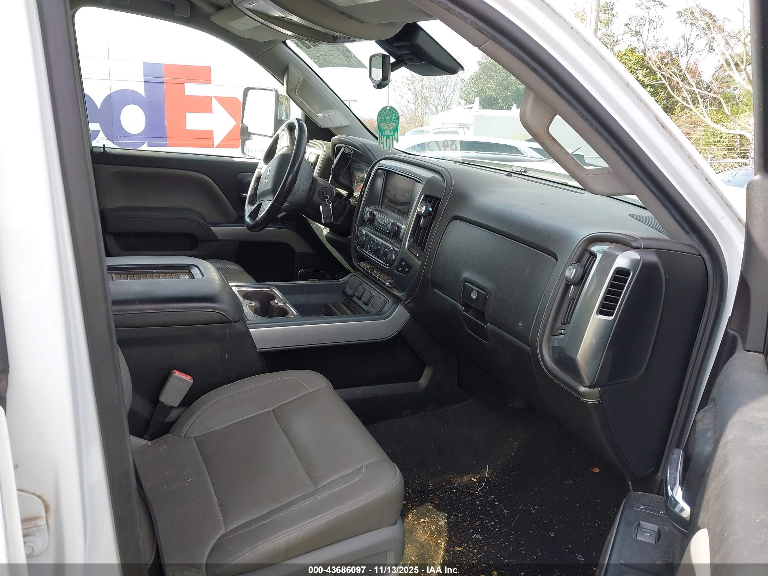 CHEVROLET SILVERADO image 5