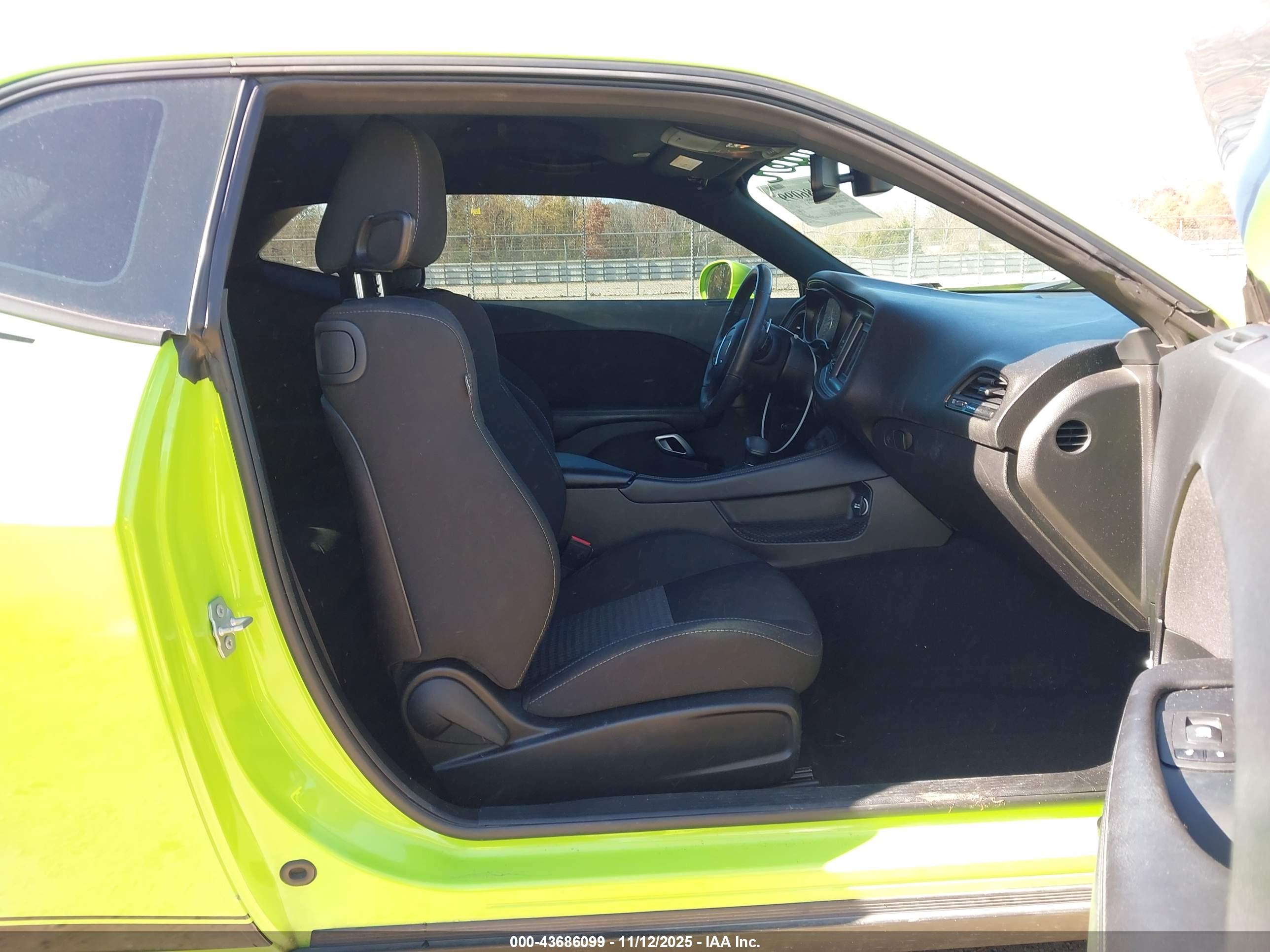 DODGE CHALLENGER image 5