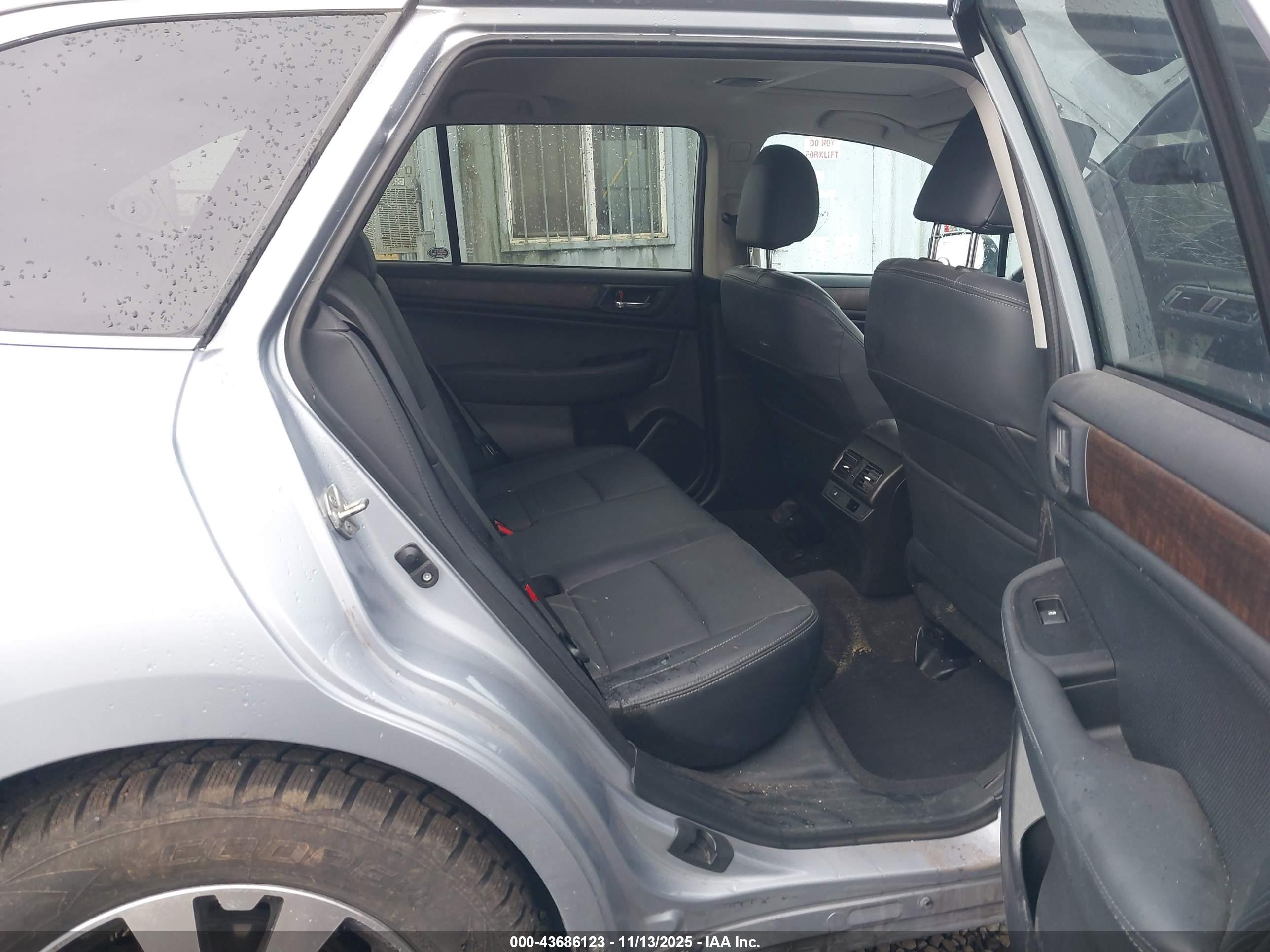 SUBARU OUTBACK image 8