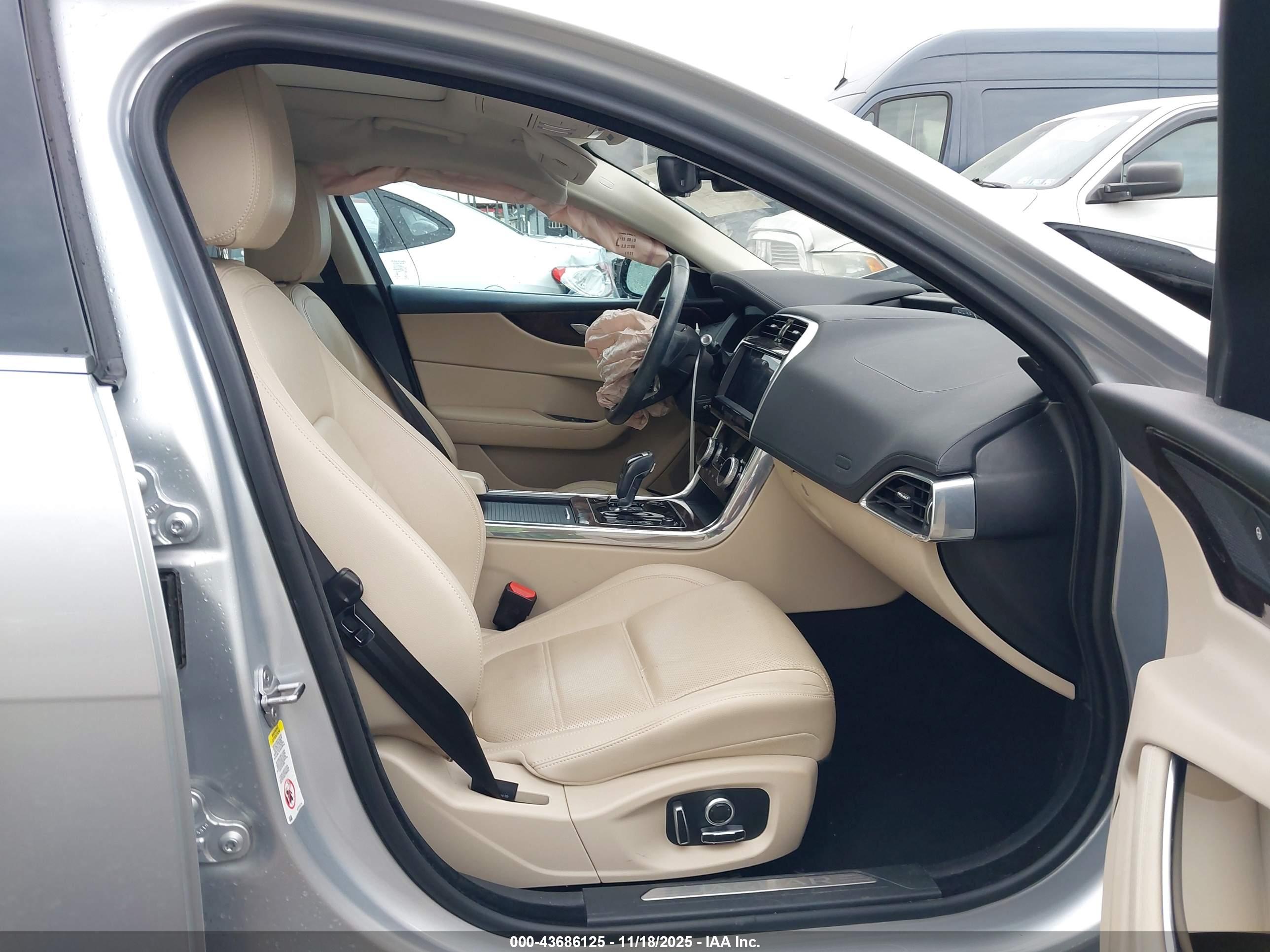 JAGUAR XE image 5