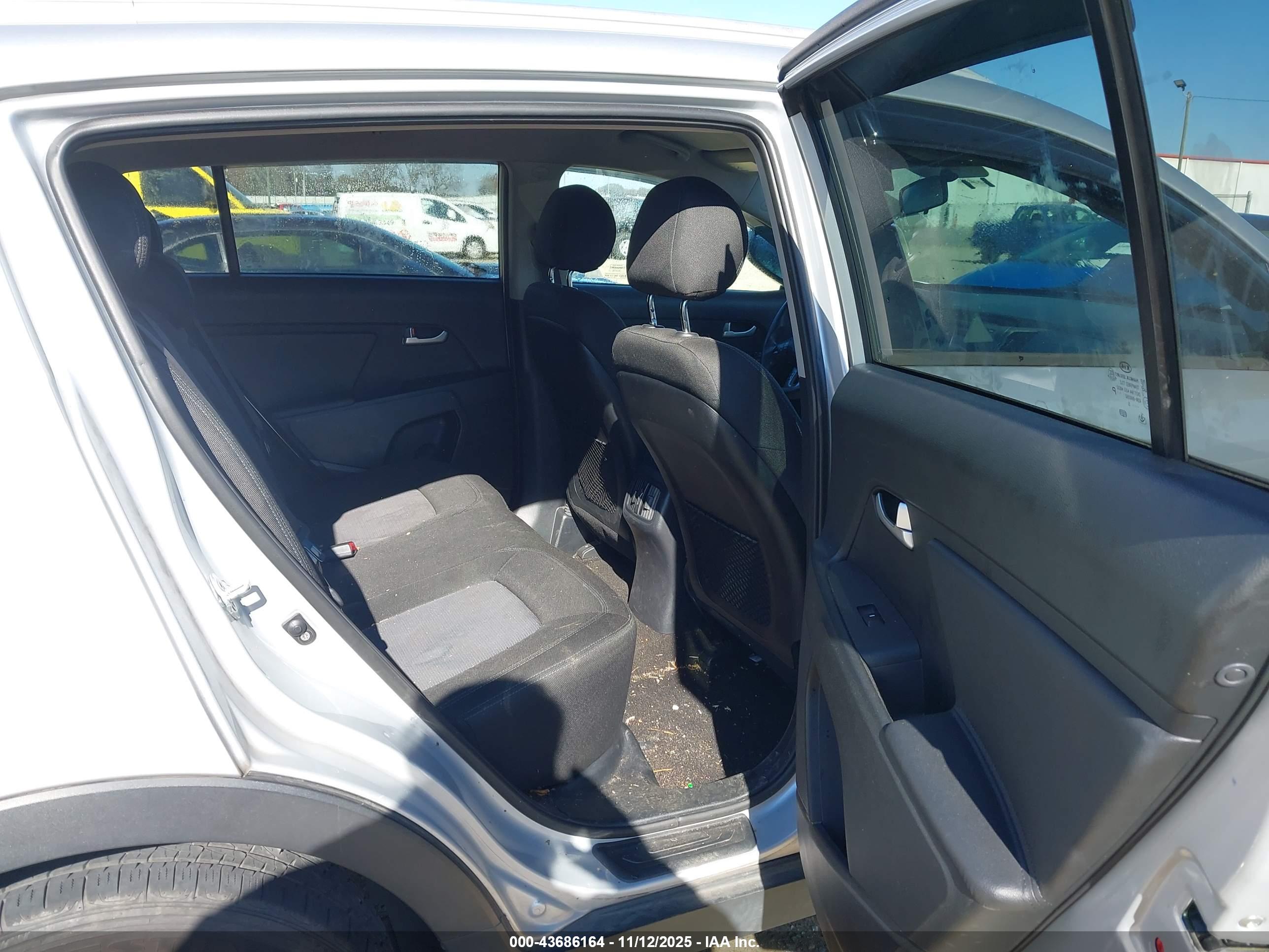 KIA SPORTAGE image 8