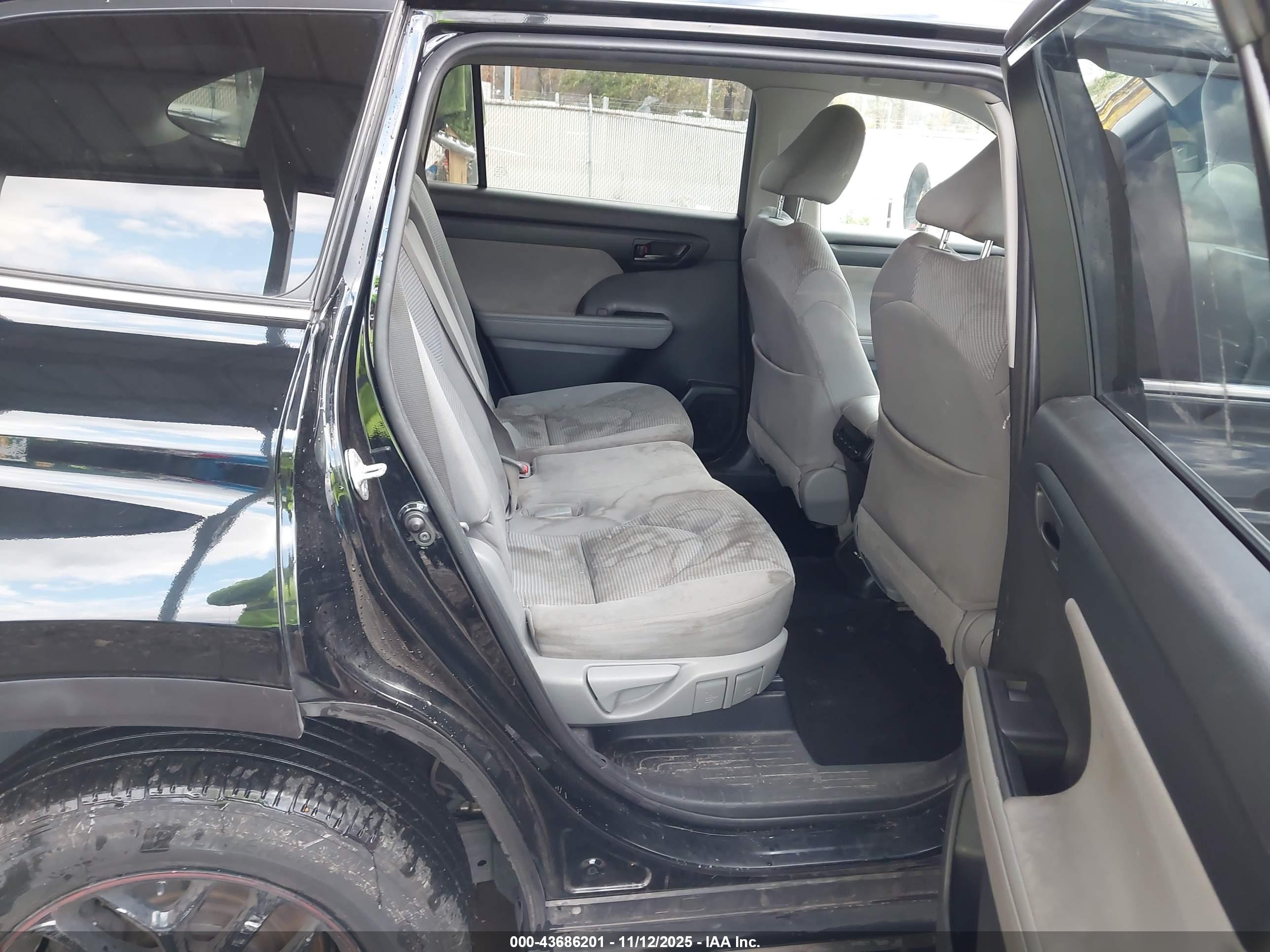 TOYOTA HIGHLANDER image 8