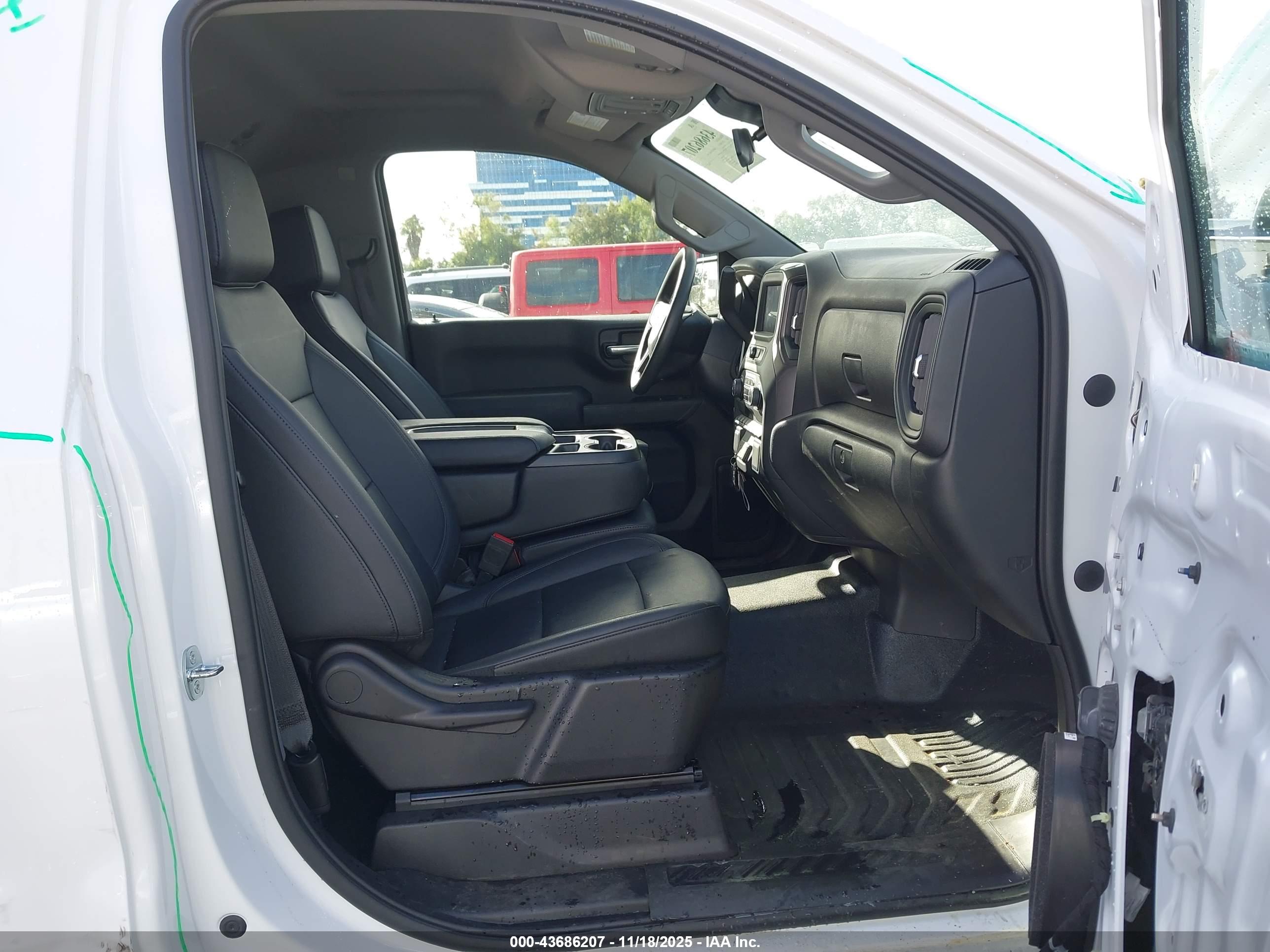 CHEVROLET SILVERADO image 5