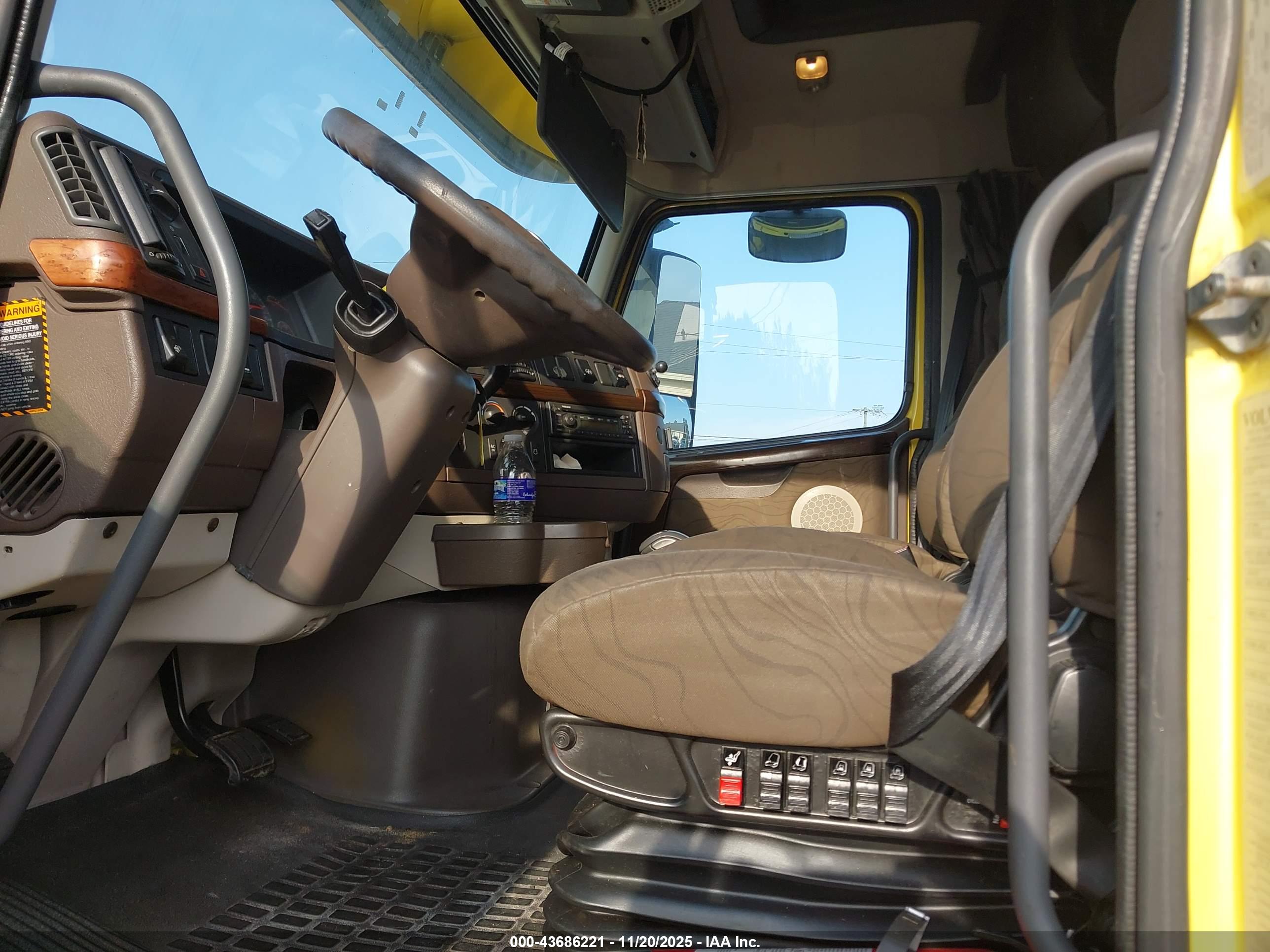 VOLVO VN image 8