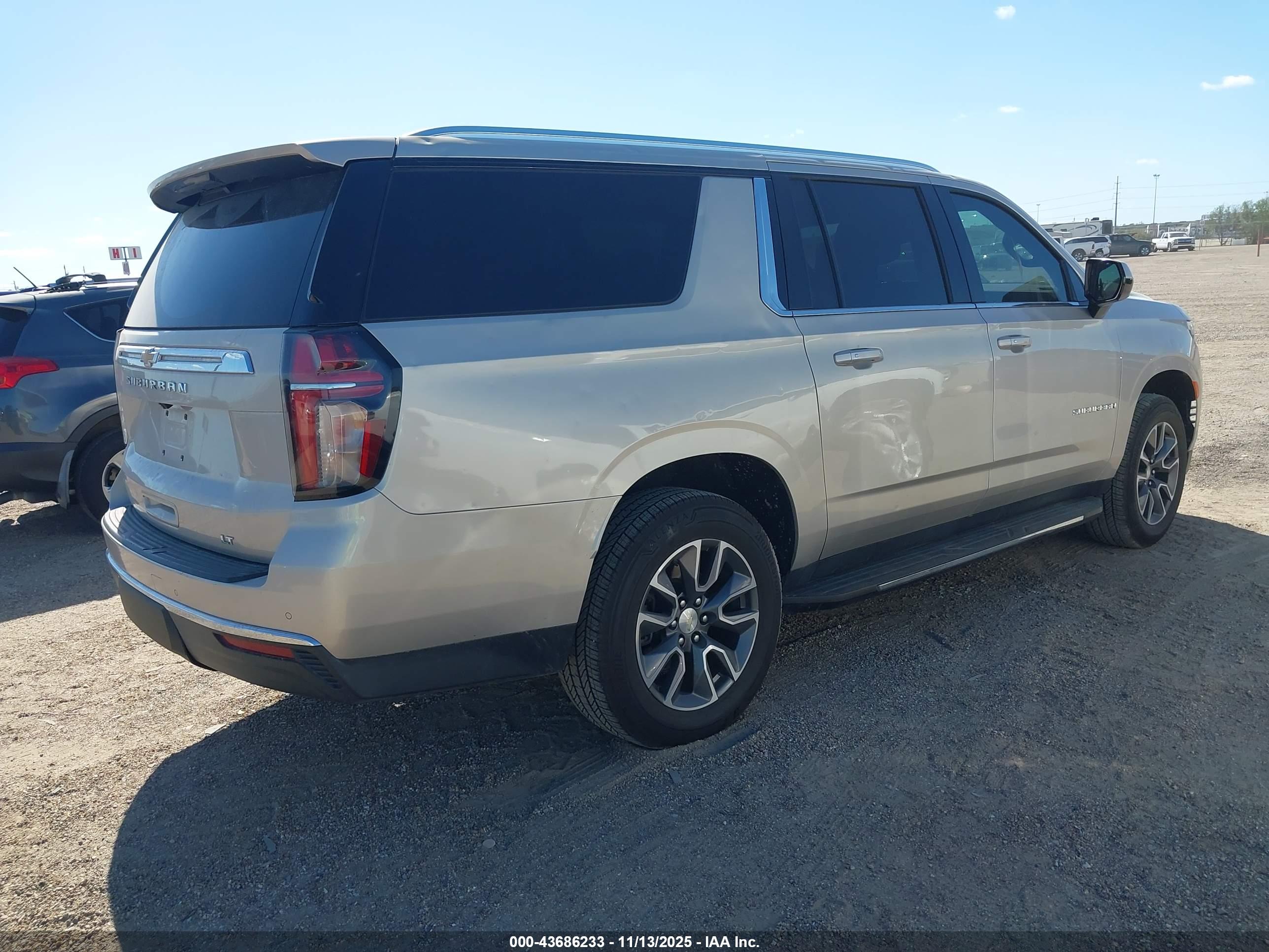 CHEVROLET SUBURBAN image 4