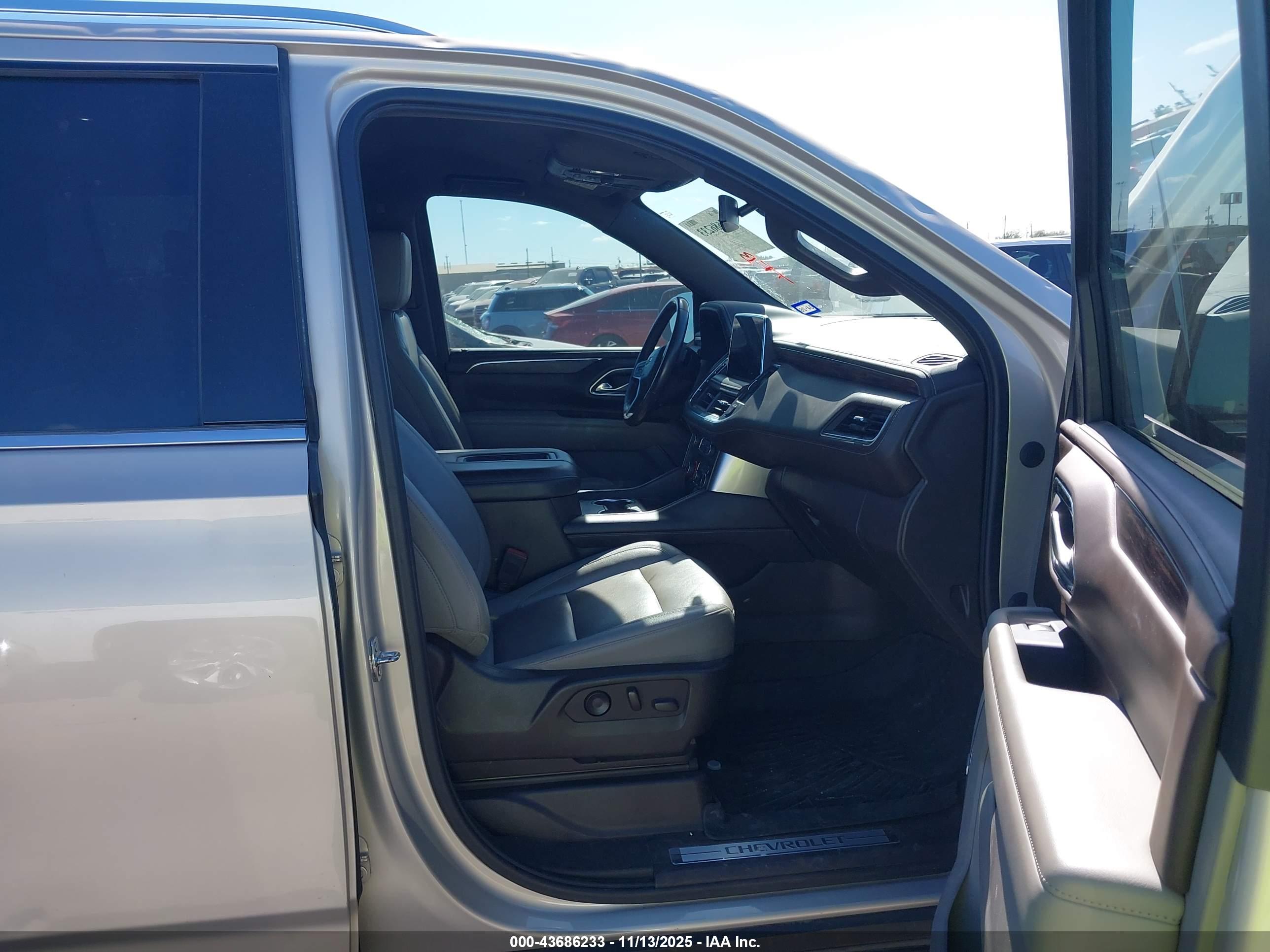 CHEVROLET SUBURBAN image 5