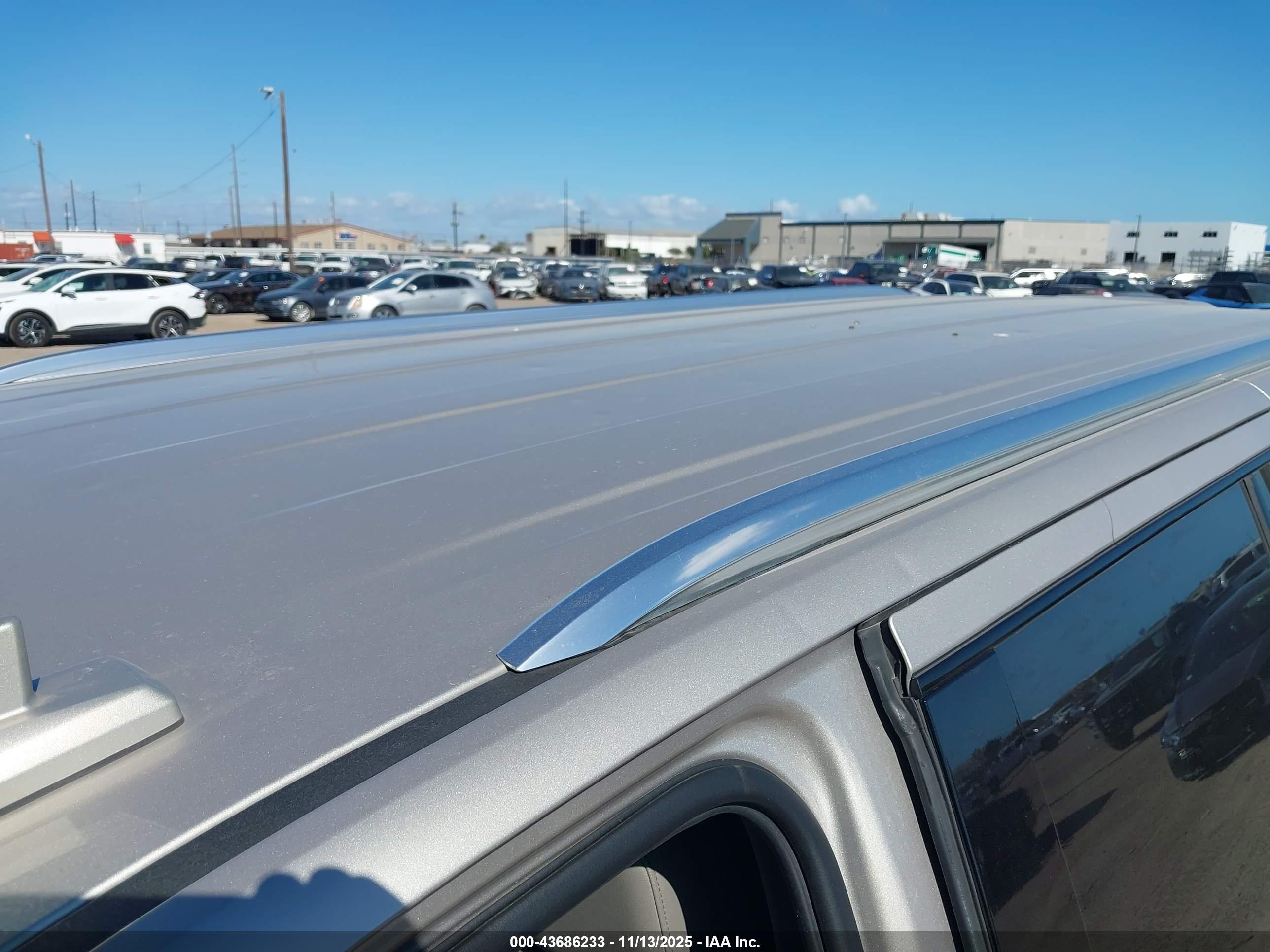 CHEVROLET SUBURBAN image 6