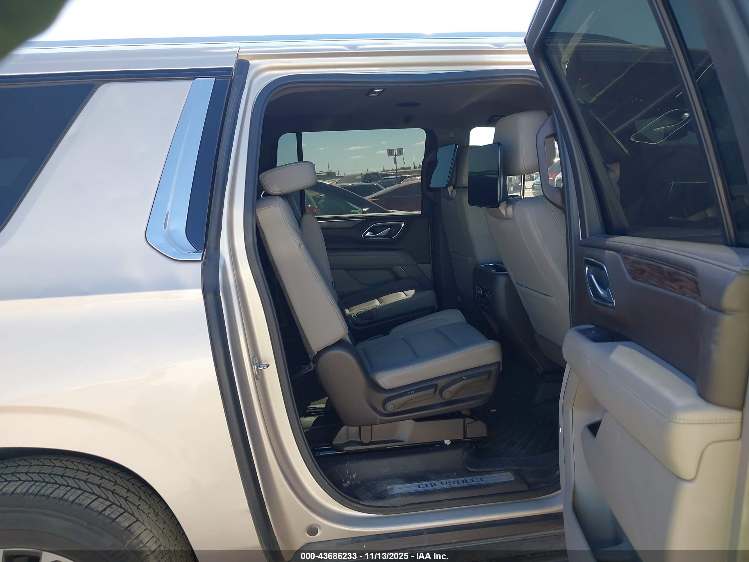 CHEVROLET SUBURBAN image 8
