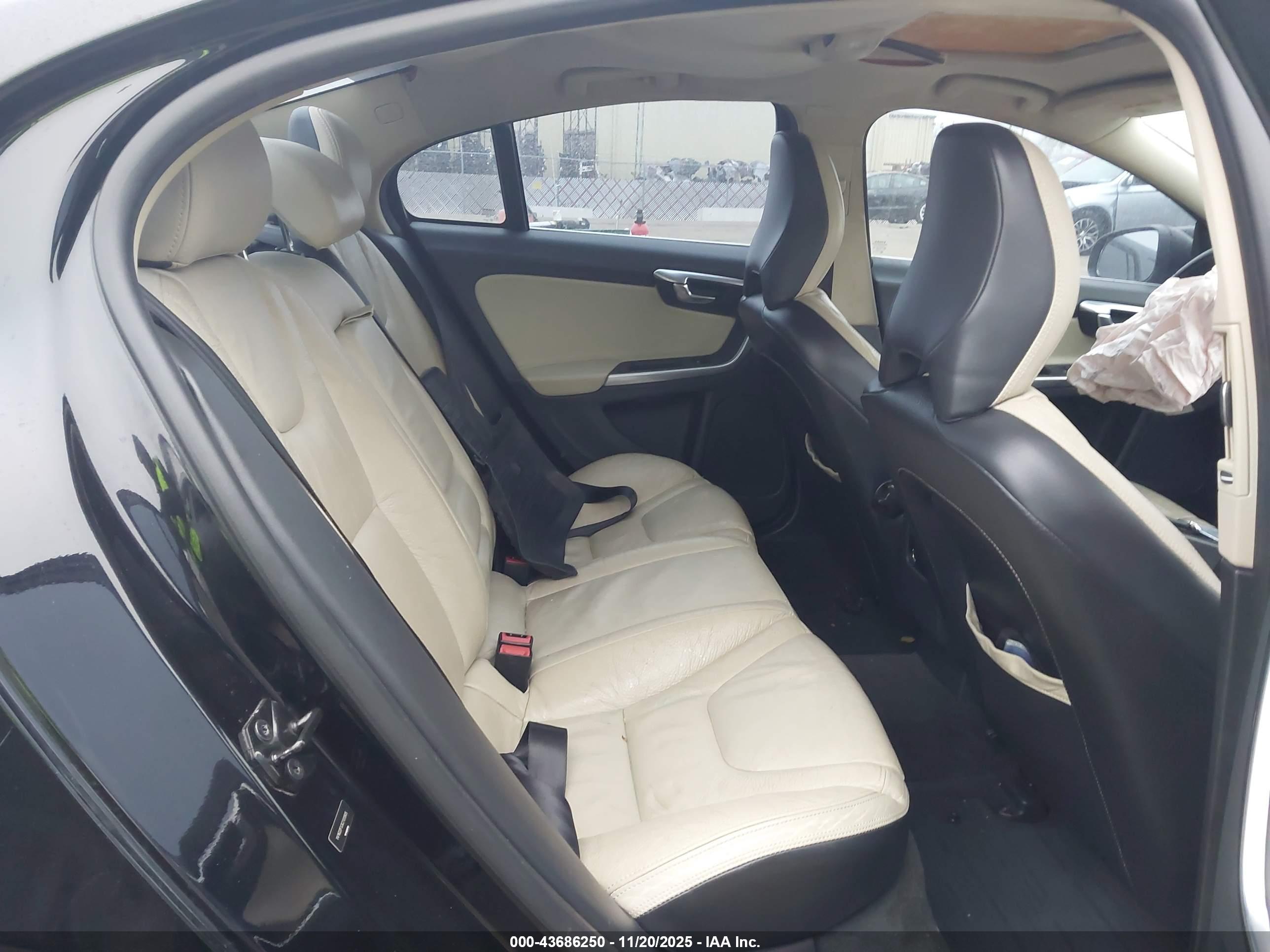 VOLVO S60 image 8