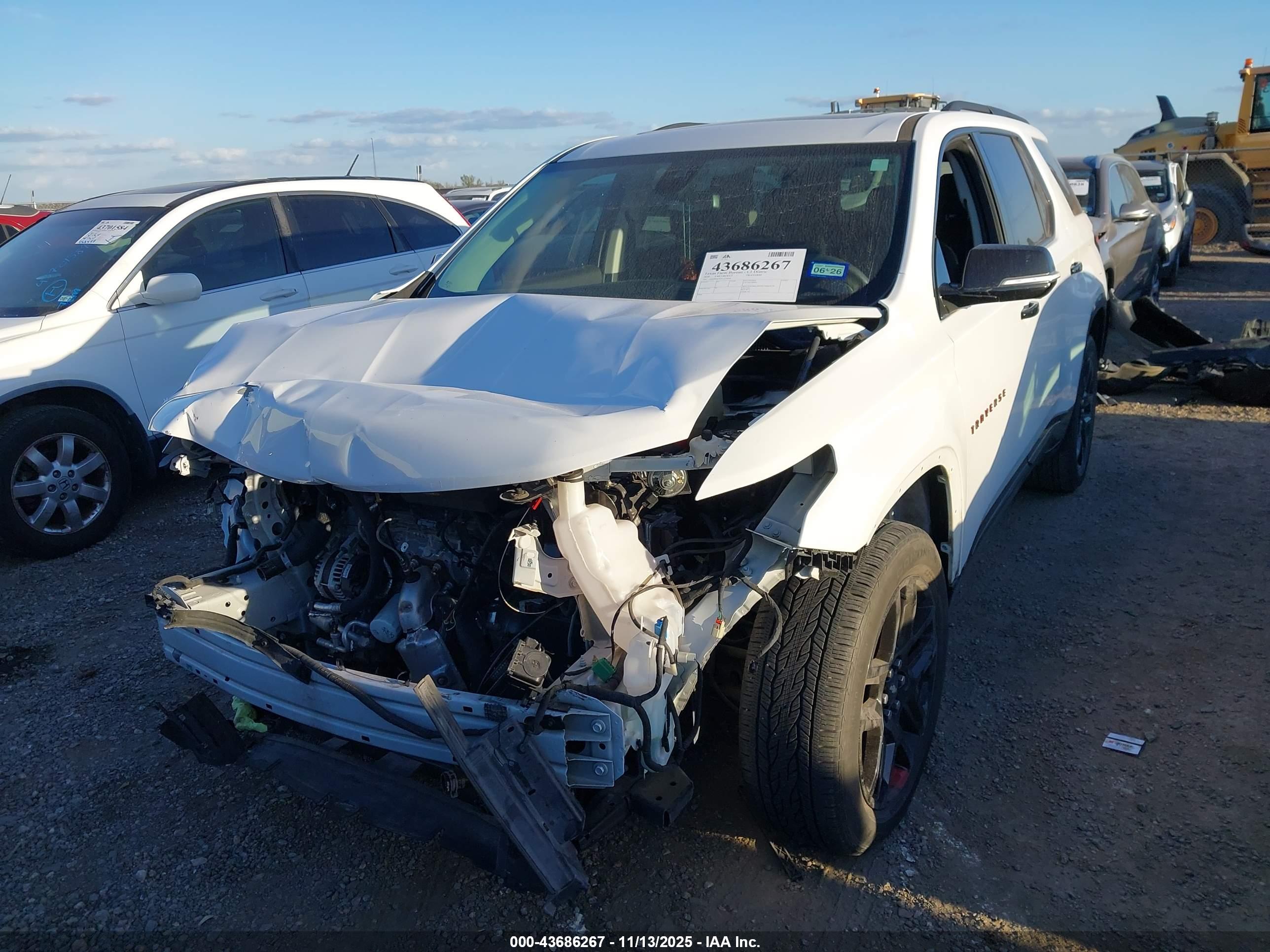 CHEVROLET TRAVERSE image 2