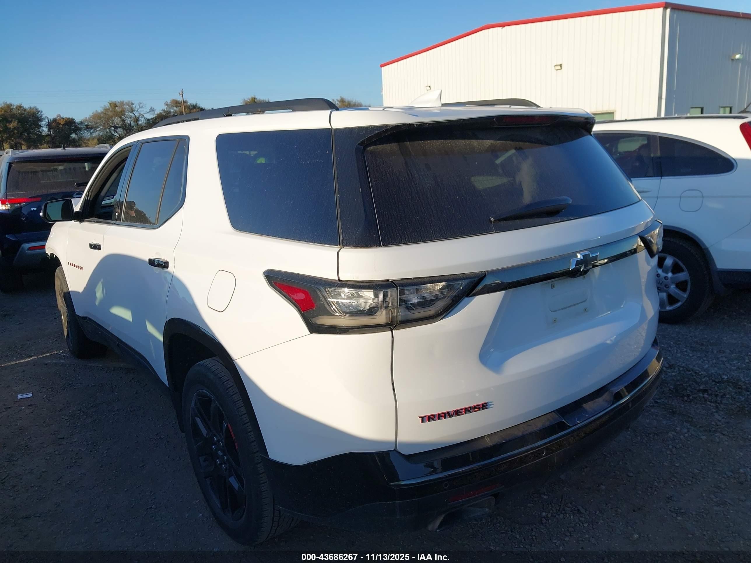 CHEVROLET TRAVERSE image 3