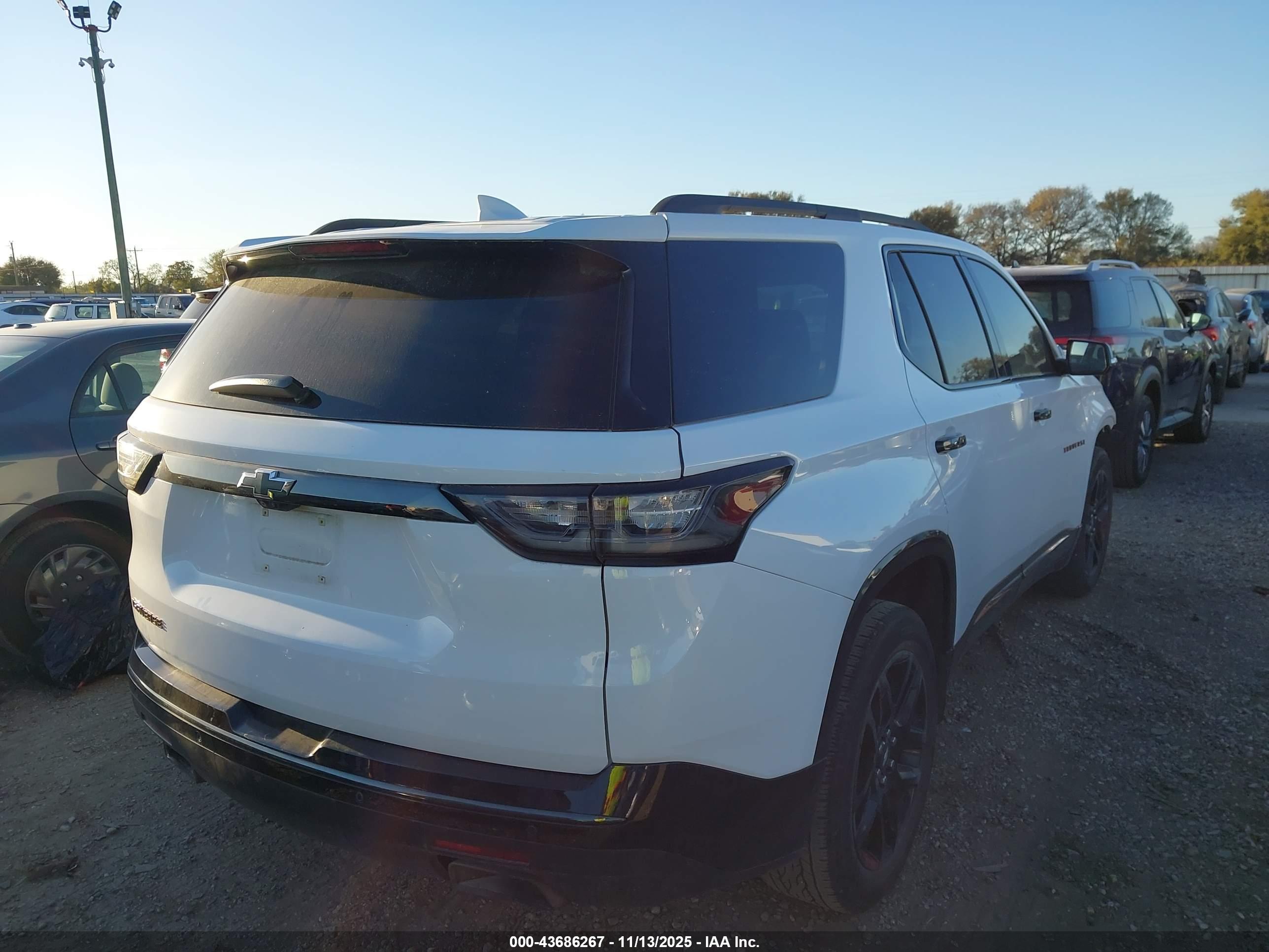 CHEVROLET TRAVERSE image 4