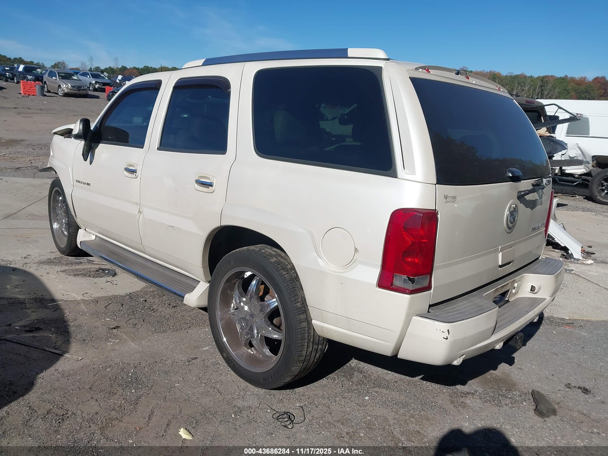 CADILLAC ESCALADE image 3