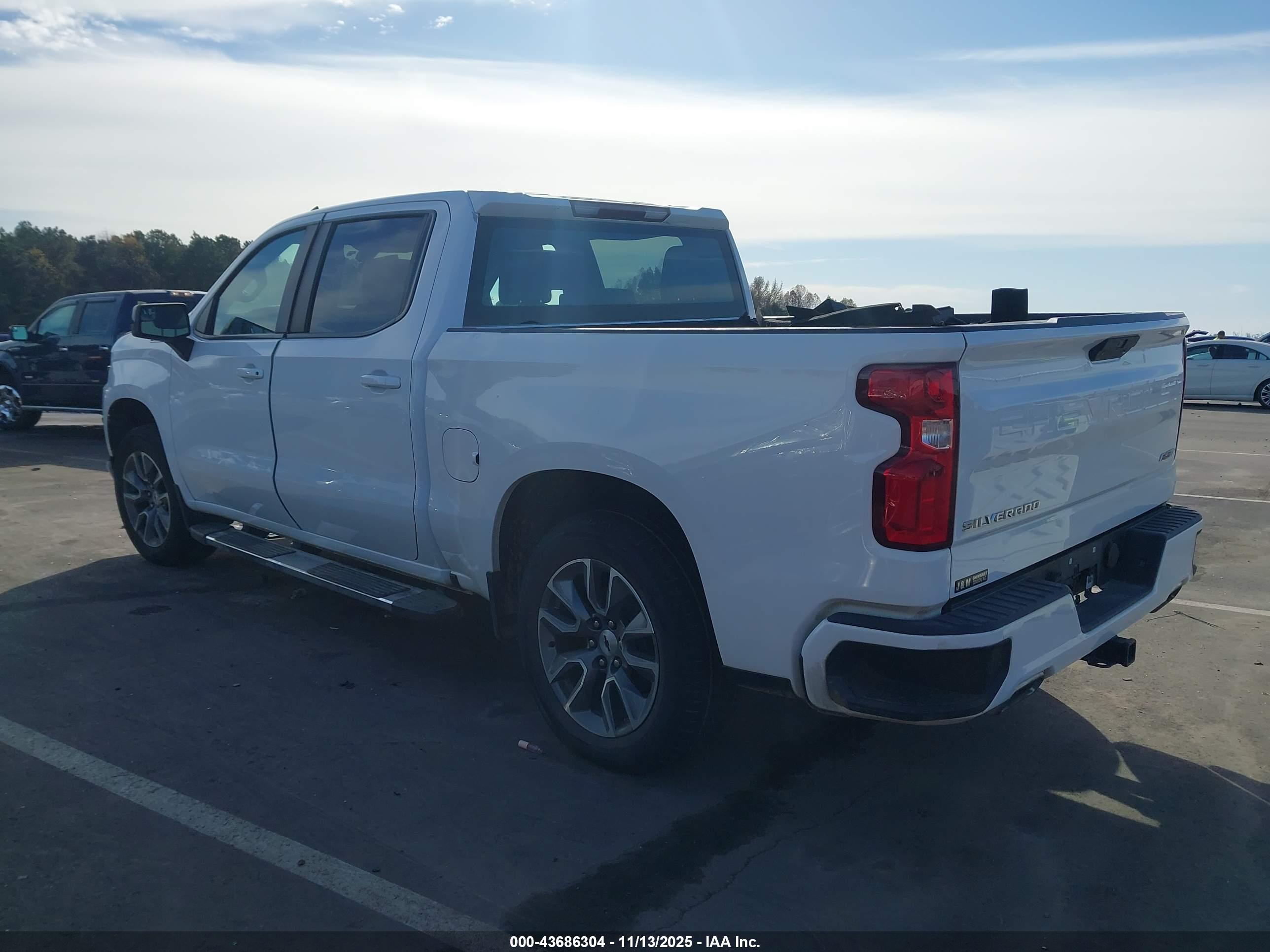 CHEVROLET SILVERADO image 3