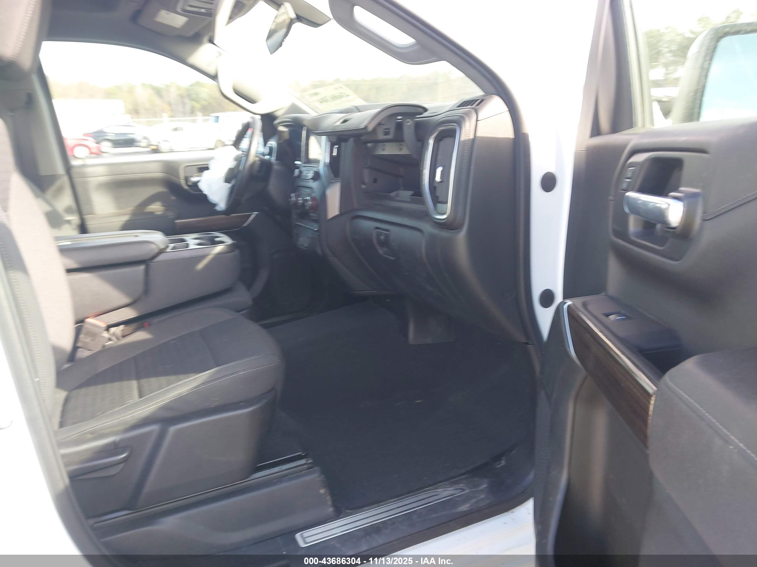 CHEVROLET SILVERADO image 5