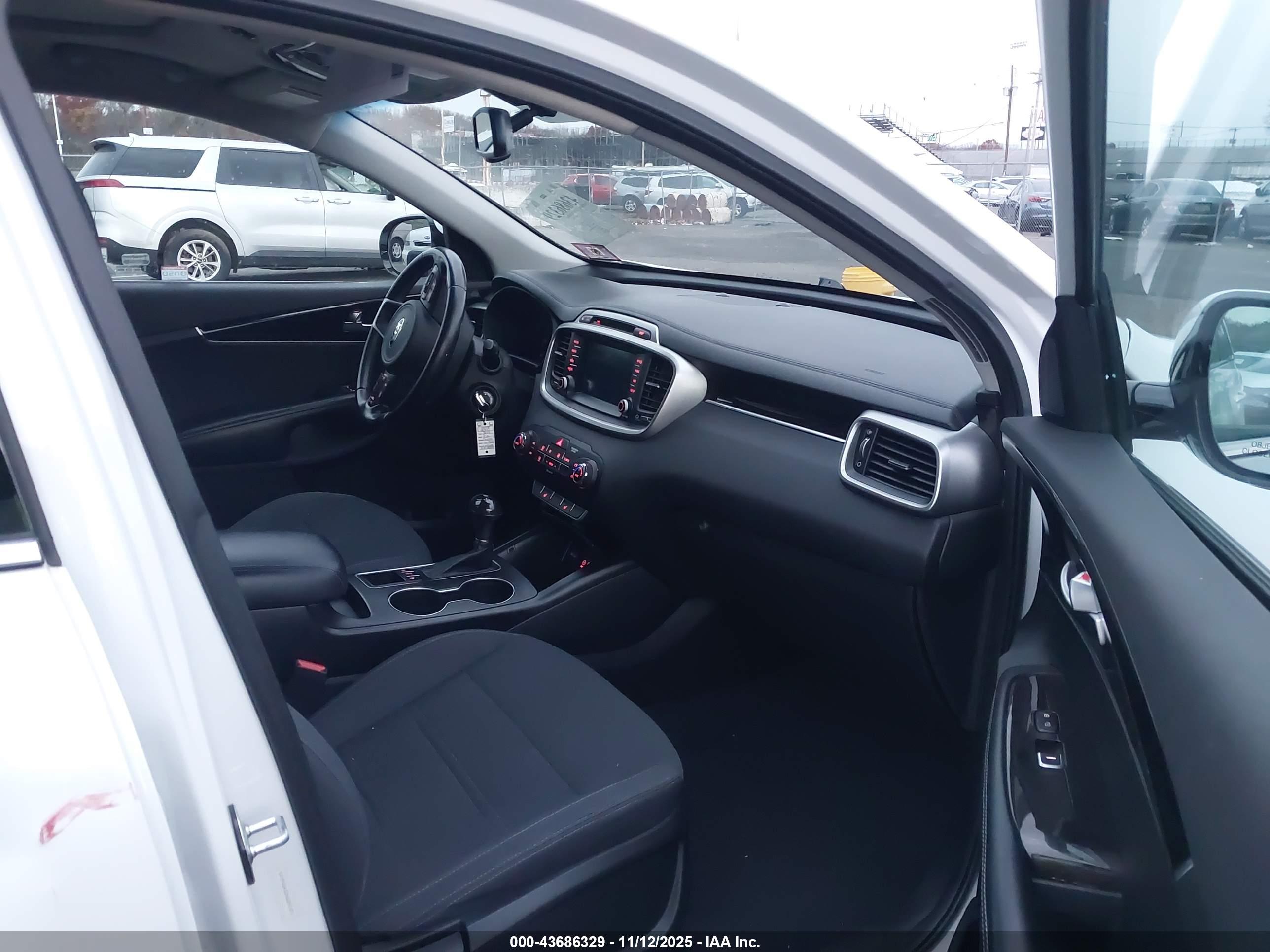 KIA SORENTO image 5
