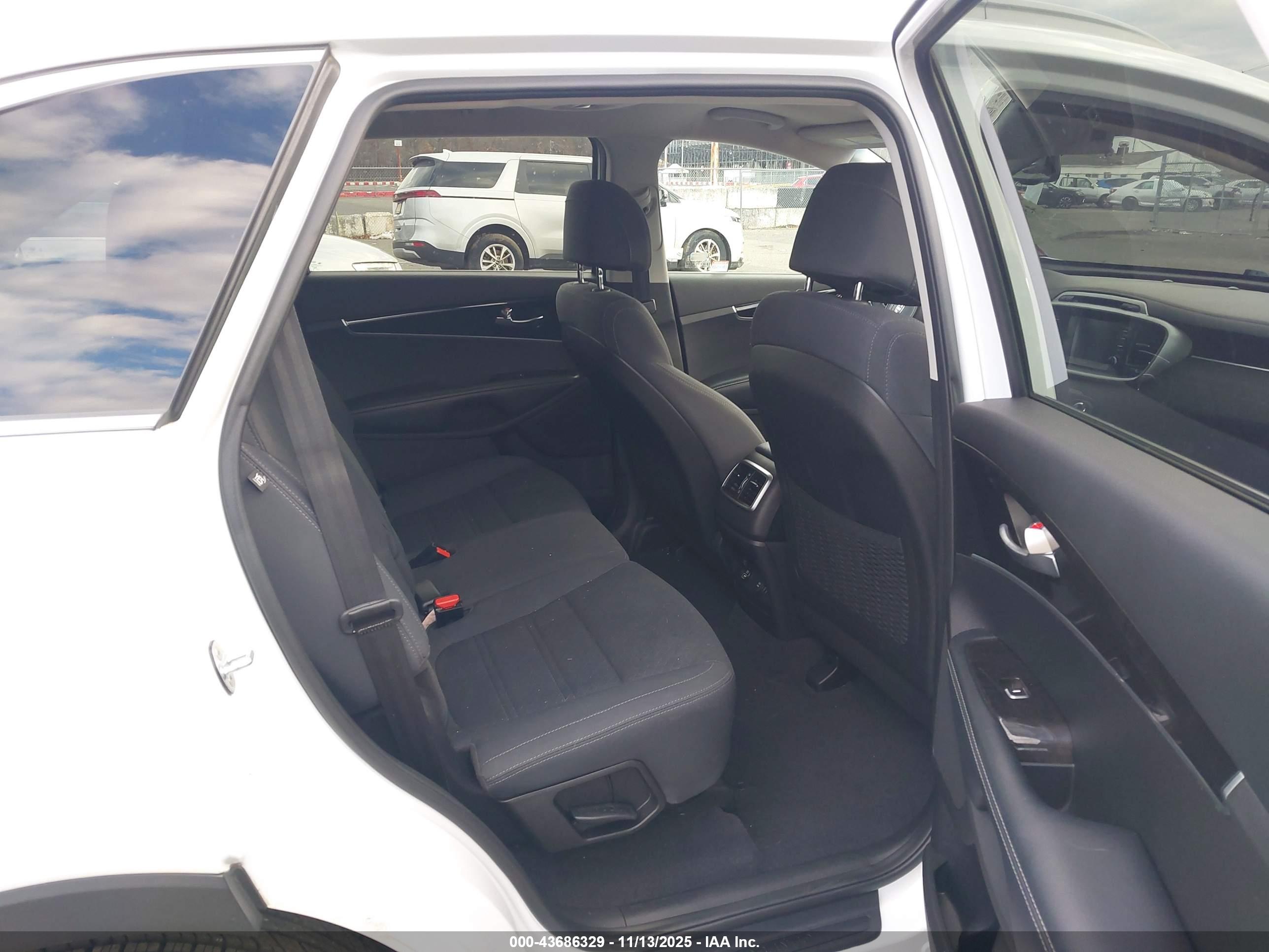 KIA SORENTO image 8