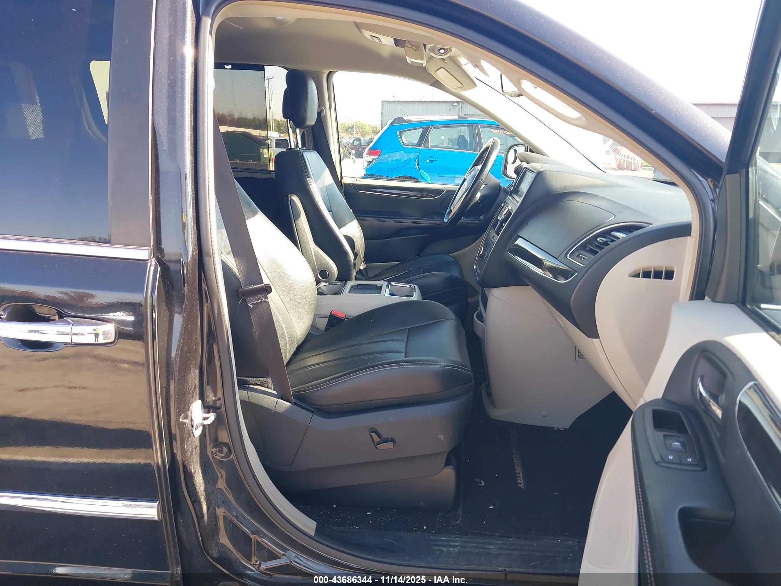 CHRYSLER TOWN image 5