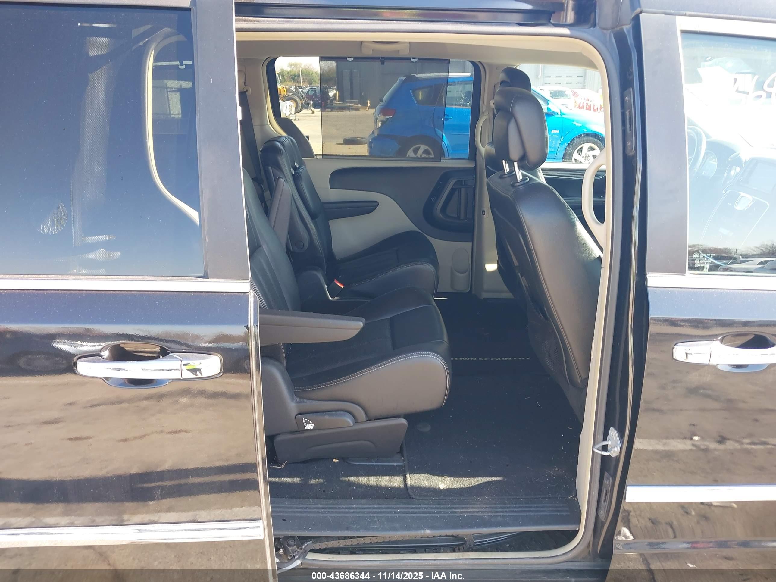 CHRYSLER TOWN image 8