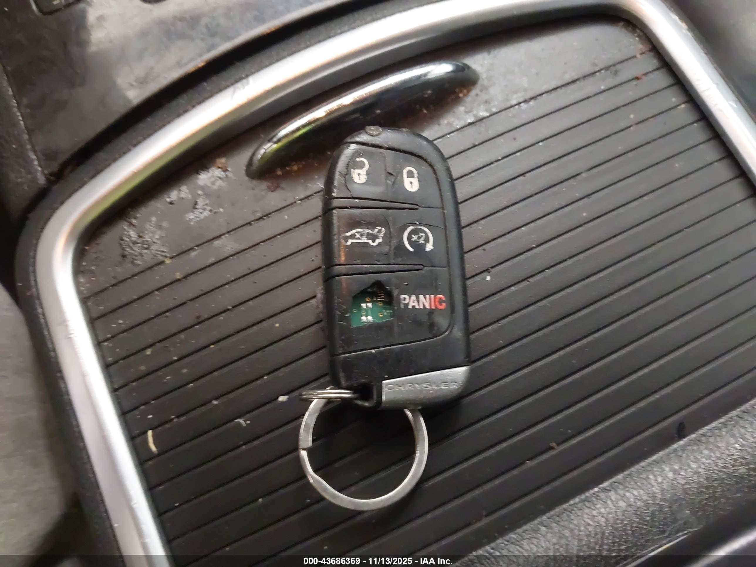 CHRYSLER 300 image 11