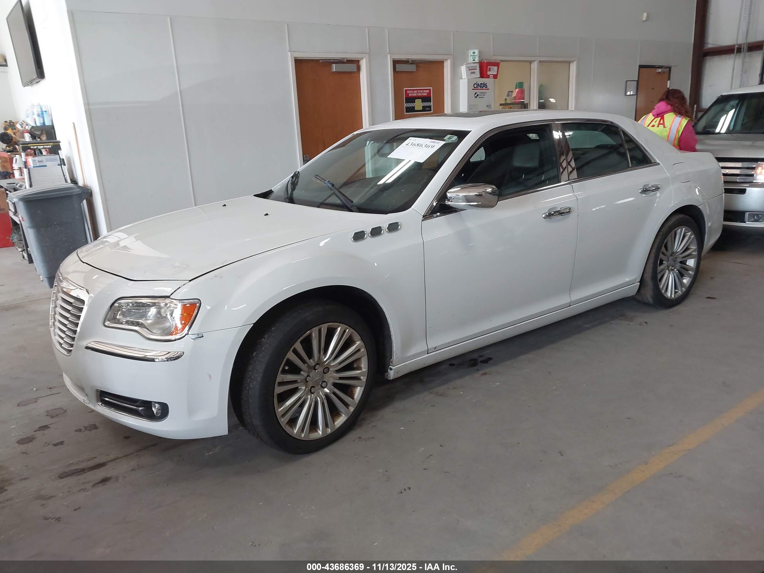 CHRYSLER 300 image 2