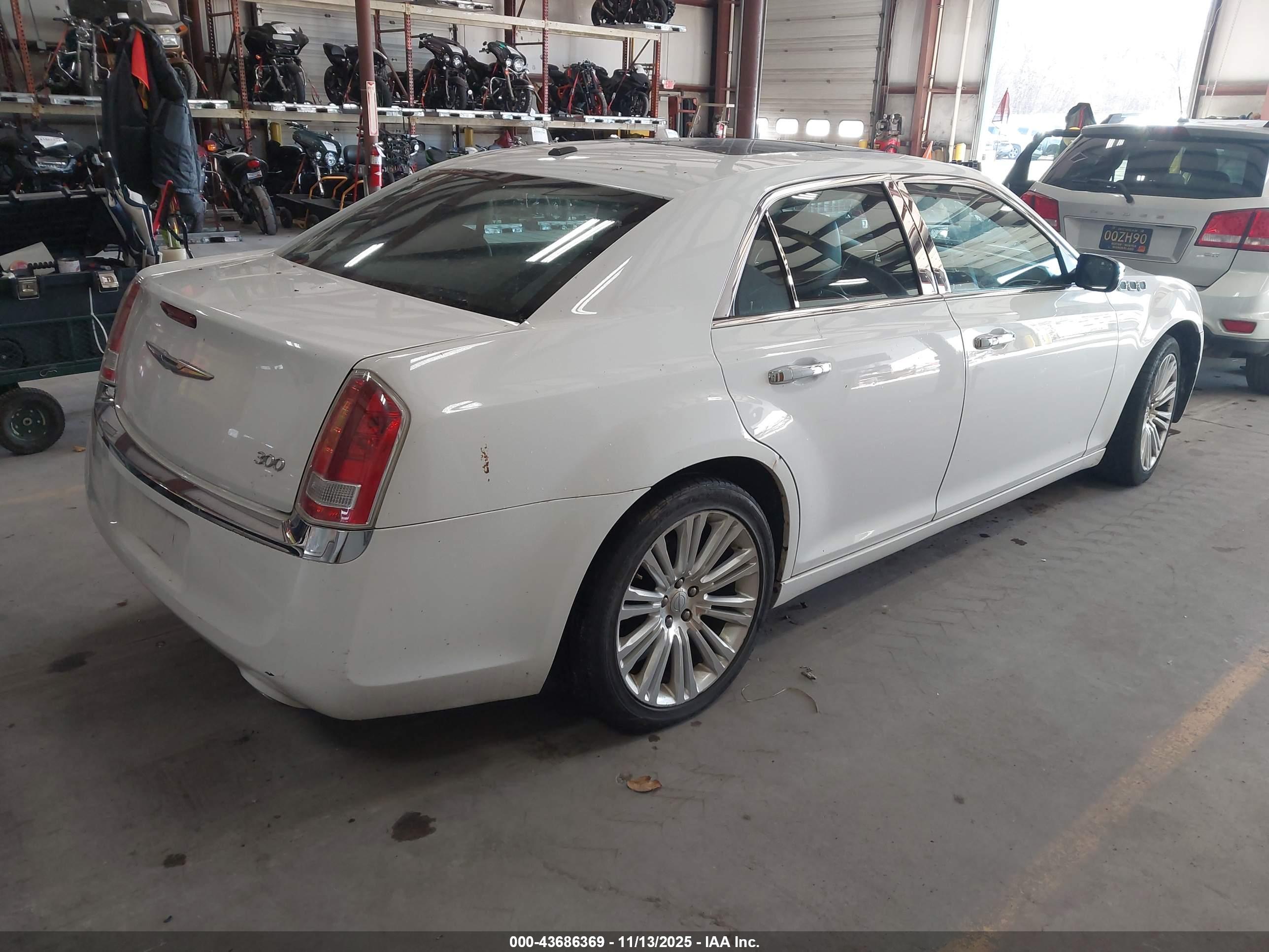 CHRYSLER 300 image 4