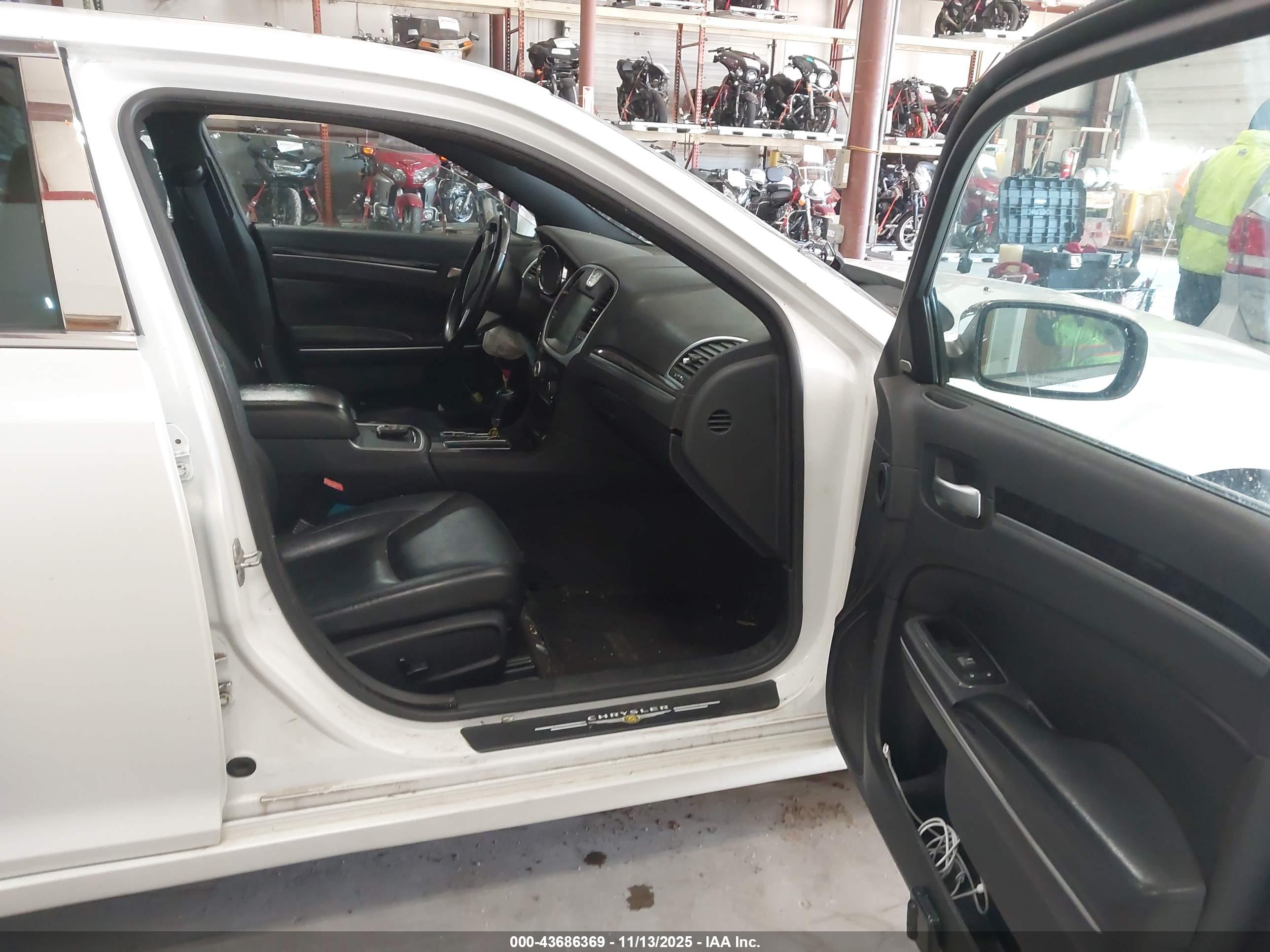 CHRYSLER 300 image 5