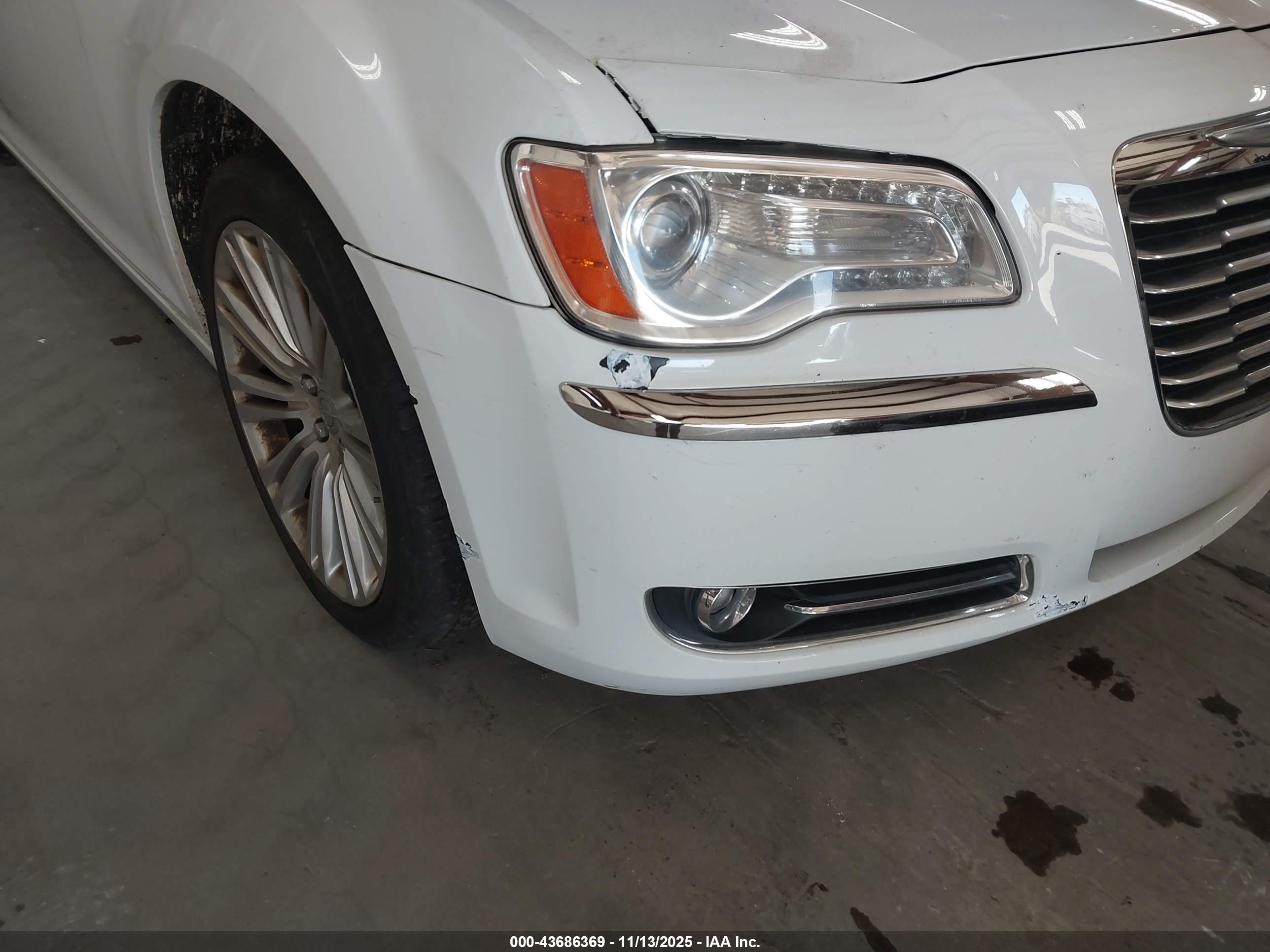 CHRYSLER 300 image 6