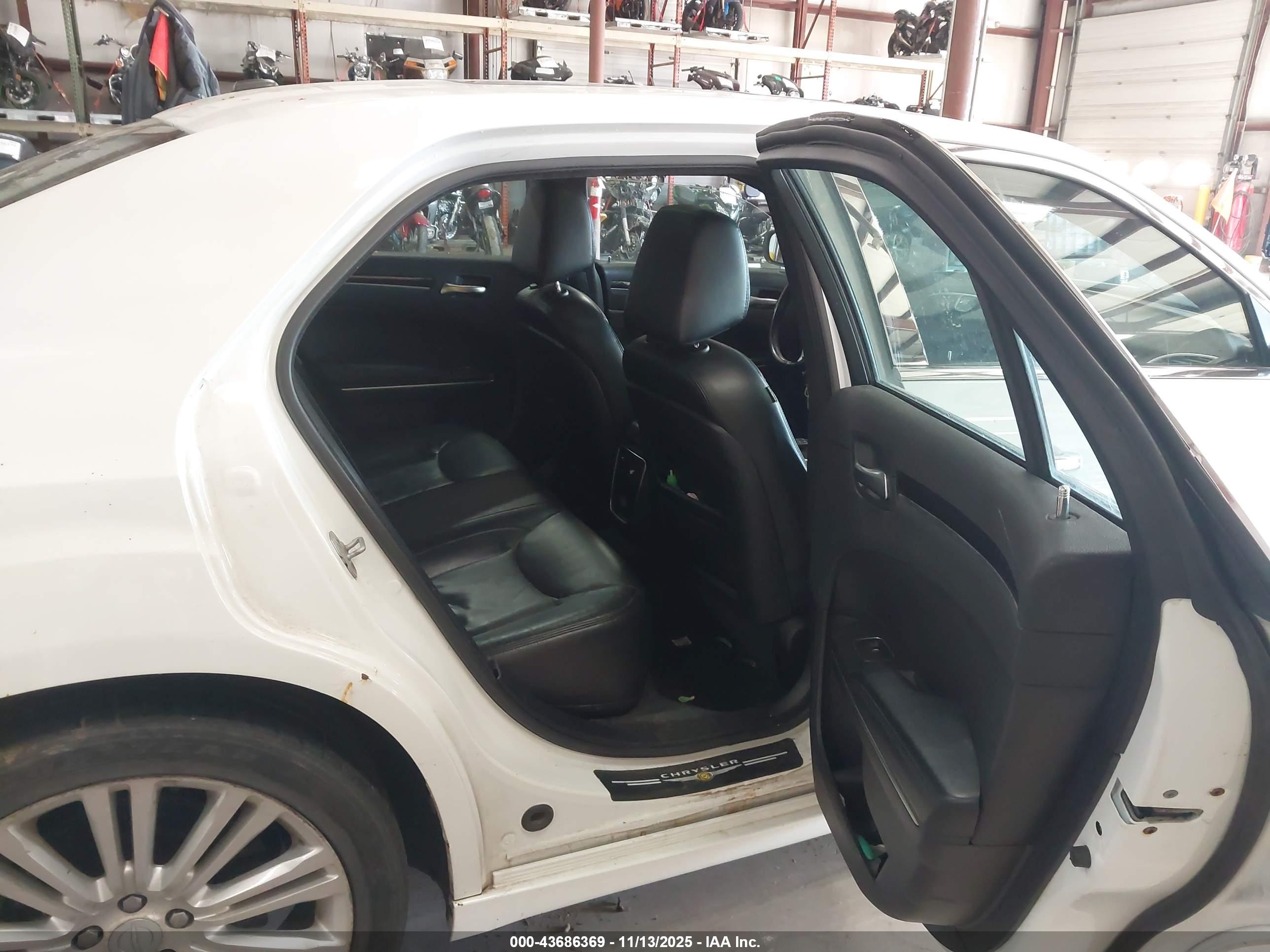 CHRYSLER 300 image 8