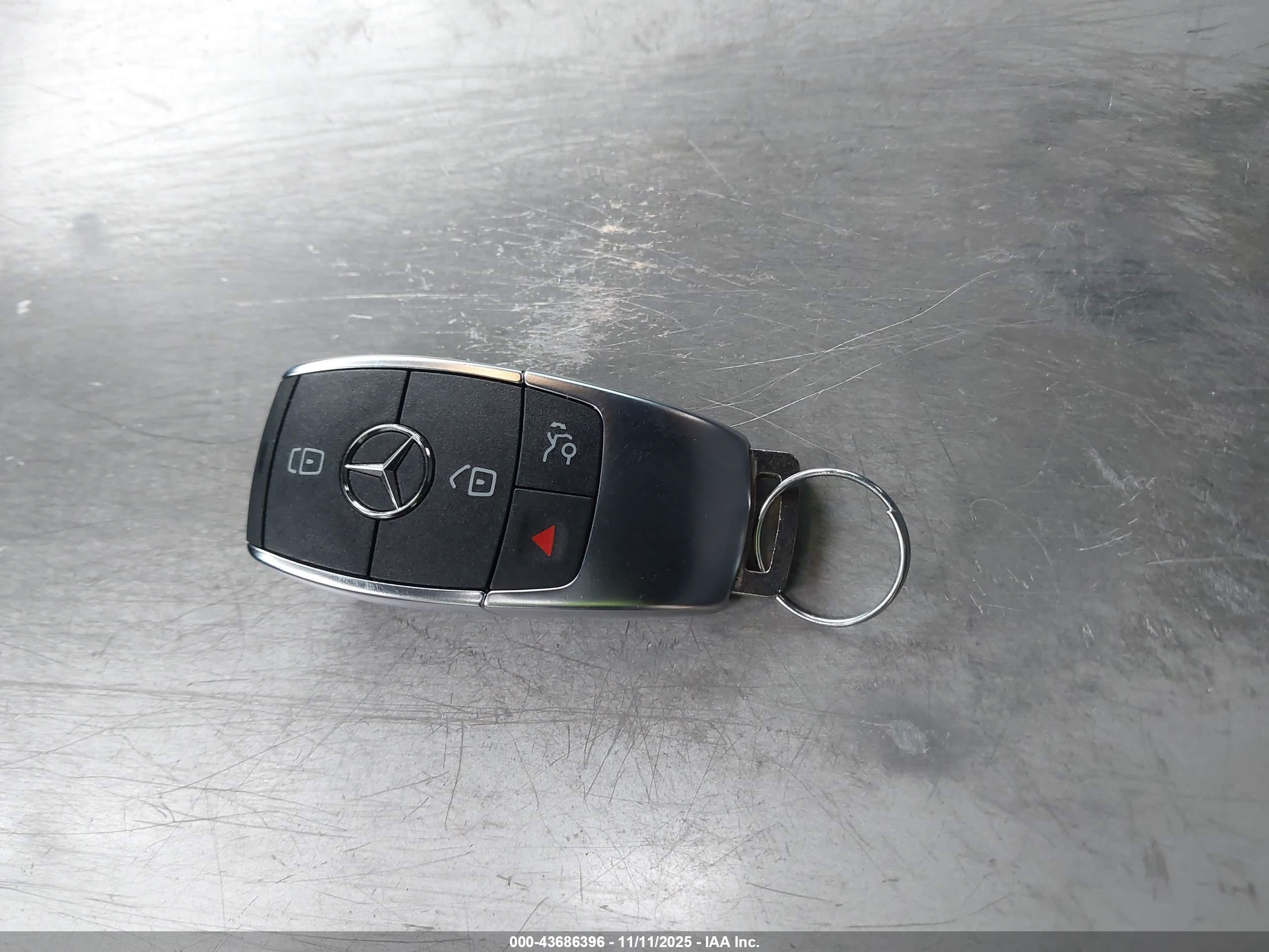 MERCEDES-BENZ GLB image 11