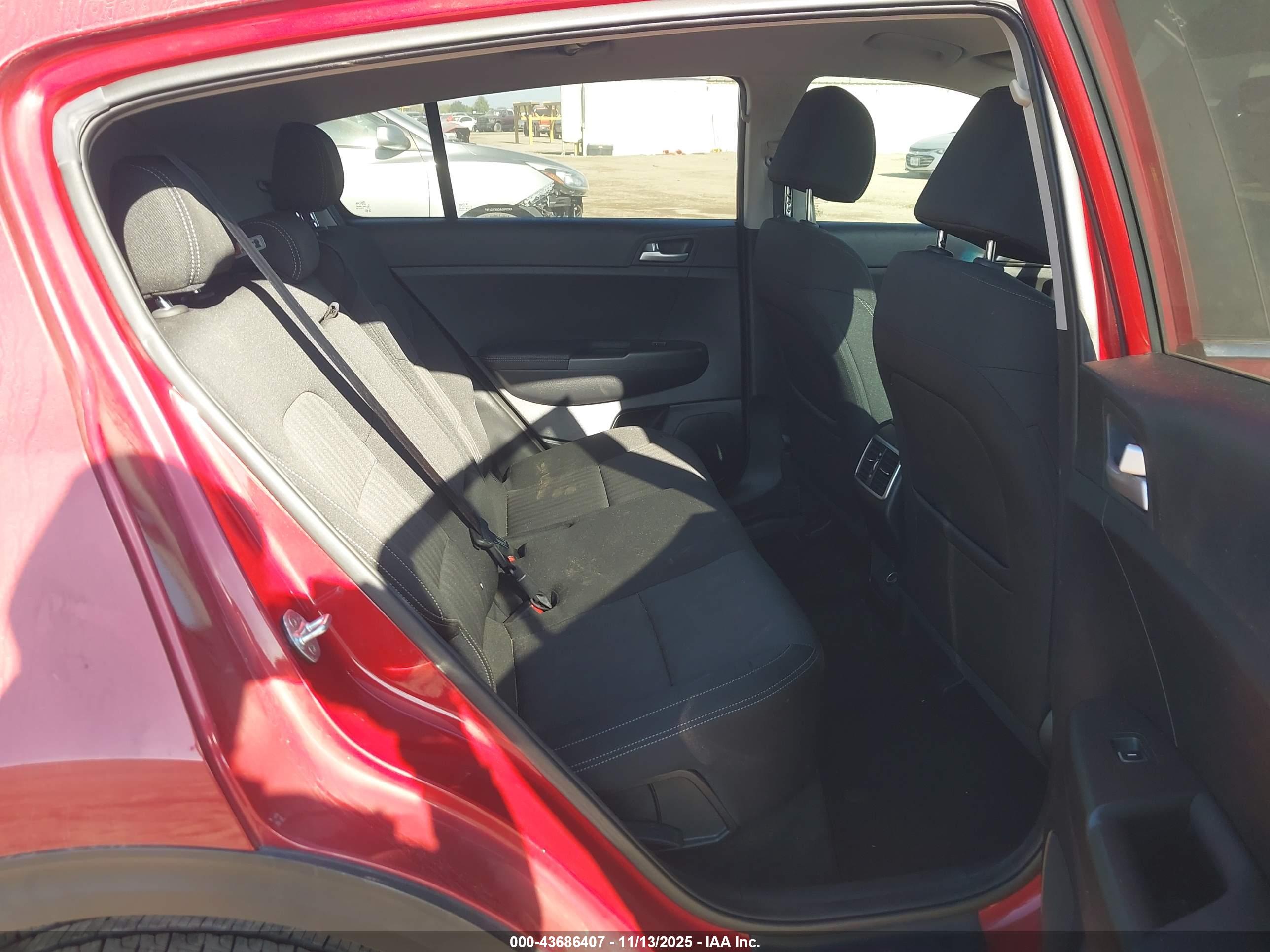KIA SPORTAGE image 8