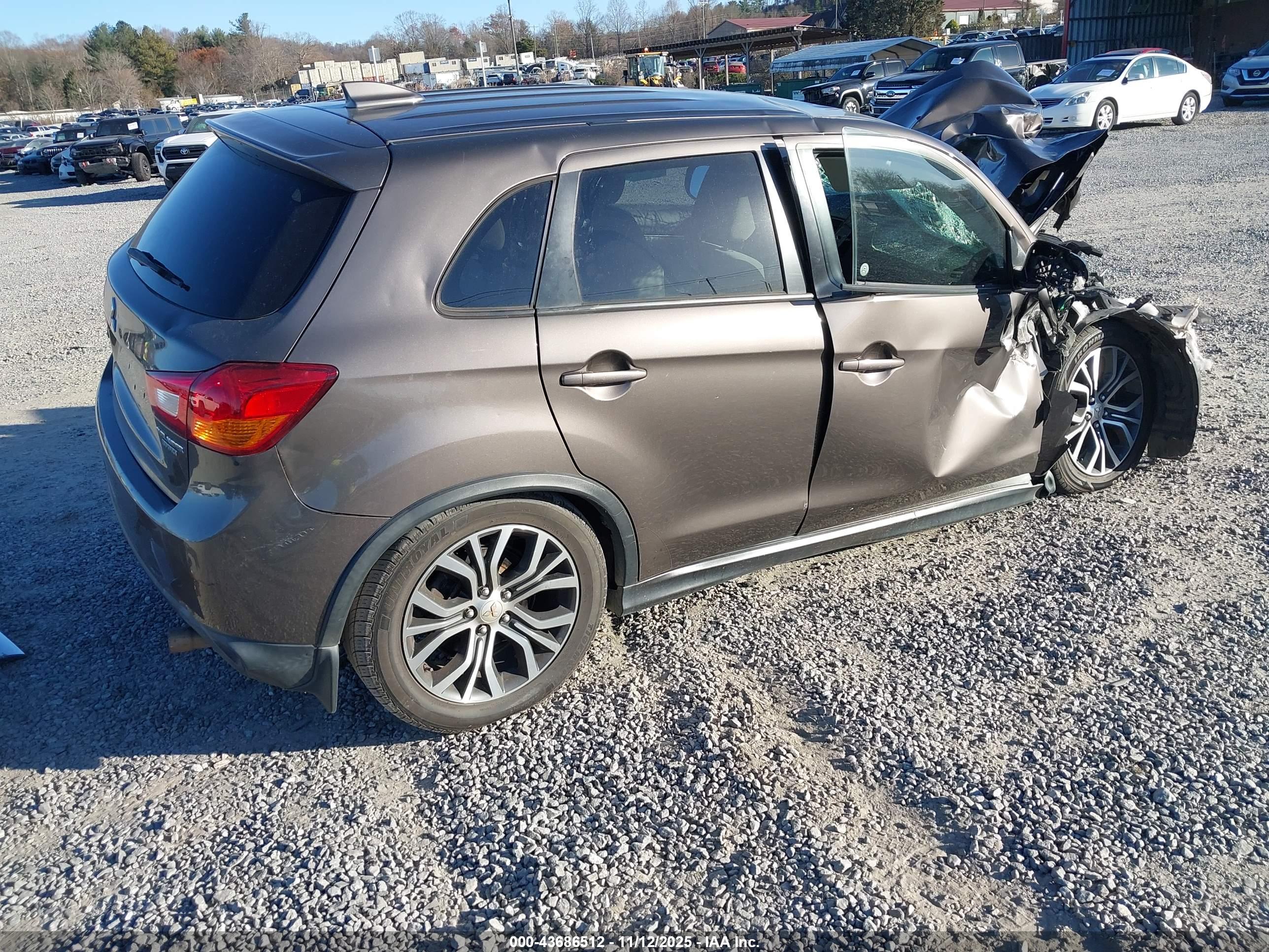 MITSUBISHI OUTLANDER image 4